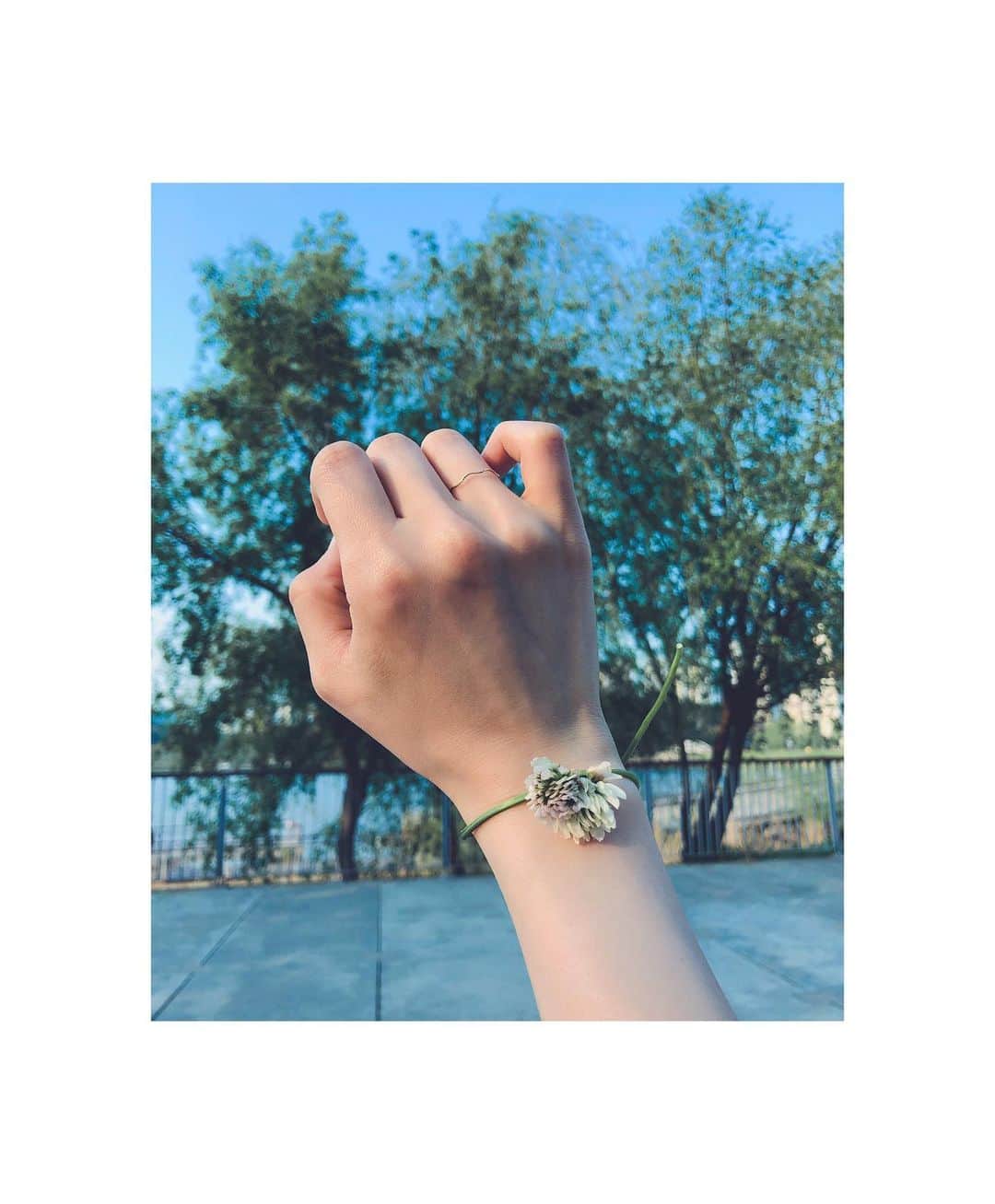 チョン・ソミンのインスタグラム：「엄마한테 선물받은  봄🌷신상 팔찌  토끼풀꽃 직접 줍줍해서 직접 팔에 채워주어따☘️ 쏘스윗」