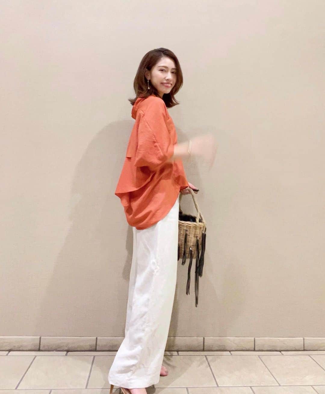 のインスタグラム：「*﻿ 今日は暖かかったですね🌿﻿ もう5月だなんて！あっという間でびっくりです。﻿ ﻿ ﻿ 手がぶれぶれですが、、コーデはバックティアードが可愛い @rawfudge_official のトップス🧡﻿ 前からと後ろからでは全然雰囲気が変わる素敵なデザインです☺️﻿ ﻿ ﻿ ﻿ #rawfudge#fashion#fashionstyle#fashiongram#instafashion#outfit#ootd#dailylook#zozotown#패션#오오티디#ファッション#コーデ#今日のコーデ#春服#春コーデ#ローファッジ#シャツコーデ#大人カジュアル#リネンパンツ#バックシャン」