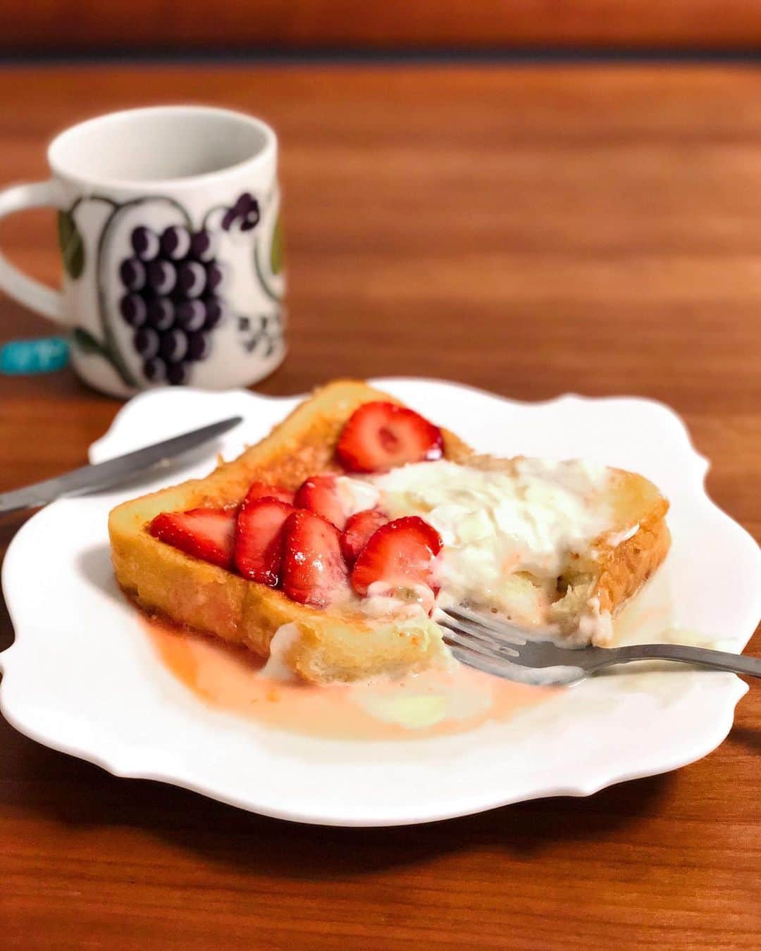 前田紀至子さんのインスタグラム写真 - (前田紀至子Instagram)「フレンチトーストを食べるとおばあちゃんの家に泊まった日の翌朝に、いつもリクエストして作ってもらっていたのを思い出す。 耳を落とさない素朴な味のフレンチトースト、耳が付いたままのものだと何故かブリオッシュっぽい味わいになる気がしてこれはこれで好きです。  蜂蜜と絡めた苺に生クリーム、和三盆粉砂糖のフレンチトースト。好きなものを好きなだけ。 #フレンチトースト#おばあちゃん大好き#wedgewood#arabia#ウエッジウッド#アラビア」5月1日 18時54分 - ki45m