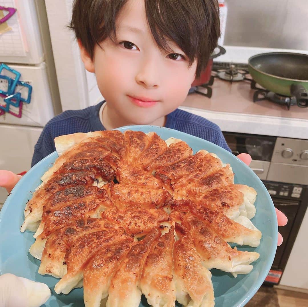 高村凛のインスタグラム：「GW休みの間に、子供たちと餃子を作って楽しみました🥟🥟🥟 餃子、久しぶりに作ると楽しい❣️ 子供たちも作りたいと大盛り上がり😆😆😆❤️ #餃子#餃子パーティー #stayhome#子供たちと餃子作り #dumpring#homemadedumplings #kids#stayhomekids」