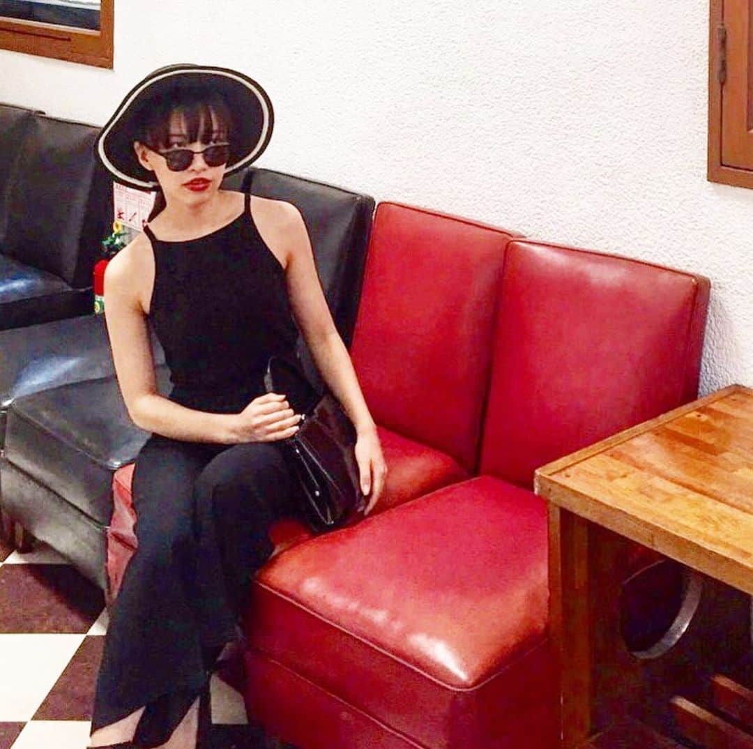 RIKAPEPEのインスタグラム：「有り難い事に忙しいのですが、、、気分だけ、、、旅行に行かせてください😭皆様はご無事で？  #エアGW #お父さんが撮ってくれた写真  #隠しきれない昭和臭  #いつしかの写真 #富士屋ホテル」