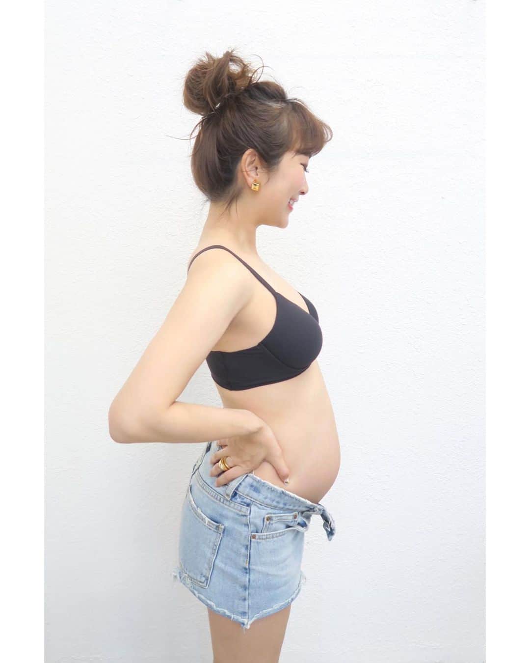 Mai Wakimizuさんのインスタグラム写真 - (Mai WakimizuInstagram)「7ヶ月last dayの写真＼(^o^)／以前投稿した6ヶ月lastの写真と比べたものは2枚目に♡この1ヶ月でお腹を含め全体的に体は大きくなり(笑)、体重も順調に加速！すっかり妊婦らしい体型に。babyの体重は1200gと標準サイズだそうです♡残り3ヶ月、何処まで大きくなるかな♡ #妊娠7ヶ月#妊娠27週#マタニティ#マタニティライフ」5月1日 18時57分 - wakkin__m