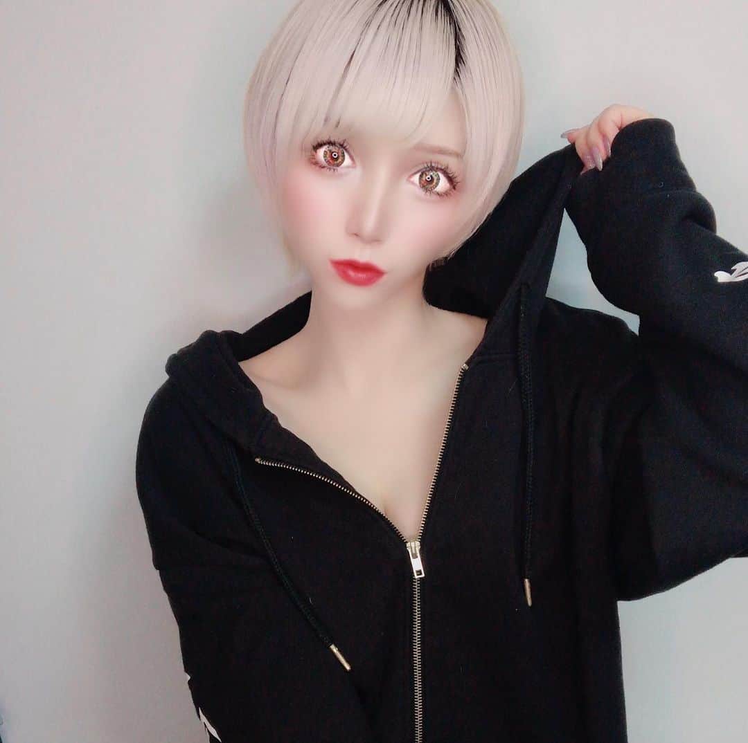 侑季美怜のインスタグラム：「大切なのは、どの道を選ぶかより 選んだ道をどう生きるか。 ・ ・ 「今のままでいいのかな？」「もっと向いてるものがあるのでは？」そんな思いに心が奪われることがあるかも知れない。今、目指したいものがあるのであれば、それを選ぶべきです。でも明確にないのであれば、まずは、一生懸命にそれに取り組んでみましょう。どんな道を歩んでいても、“本当に進むべき道”へ必ず繋がります。 ・ ・ ・  #金髪ショート #ショートヘア　#ミニーショート　#金髪　#ハーフ　#韓日ハーフ　#モデル　#美人　#女優　#東京　#beauty  #girl #japanese #セクシー　#可愛い　#美脚　#谷間　#キャバ嬢　#キャバ　#おしゃれ　#ファッション　#ブランド　#美容　#エステ　#ネイル　#ヘアモデル　#脱毛　#ダイエット」