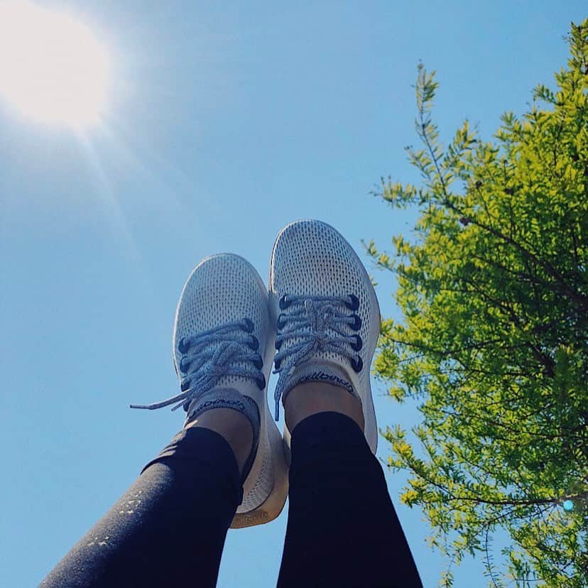 Megha Shrestha さんのインスタグラム写真 - (Megha Shrestha Instagram)「My New running shoes 👟 @allbirdsjapan  楽しみにしてた 世界一履きやすいスニーカー　@allbirds . * 日本初上陸💯💯通気性が良くて軽くて、履きやすさ、100%🏃‍♀️ SUSTAINABILTY・COMFORT・SIMPLE DESIGNを掲げていて、環境に配慮した素材を使用し、世界一快適ではきやすく、派手なロゴなどのを排したシンプルかつミニマリスティックなデザイン🦋  毎日のランがさらに楽しみ増えました💯💯 毎日運動してますか？？？ ※ランニングの時人が少ない時間に行ったり、人混みを避けましょうね🦋  #workout #running #cosmopolitan #homeworkout #allbirdsshoes #allbirds #cosmopolitanpr」5月1日 19時00分 - happy_story_14