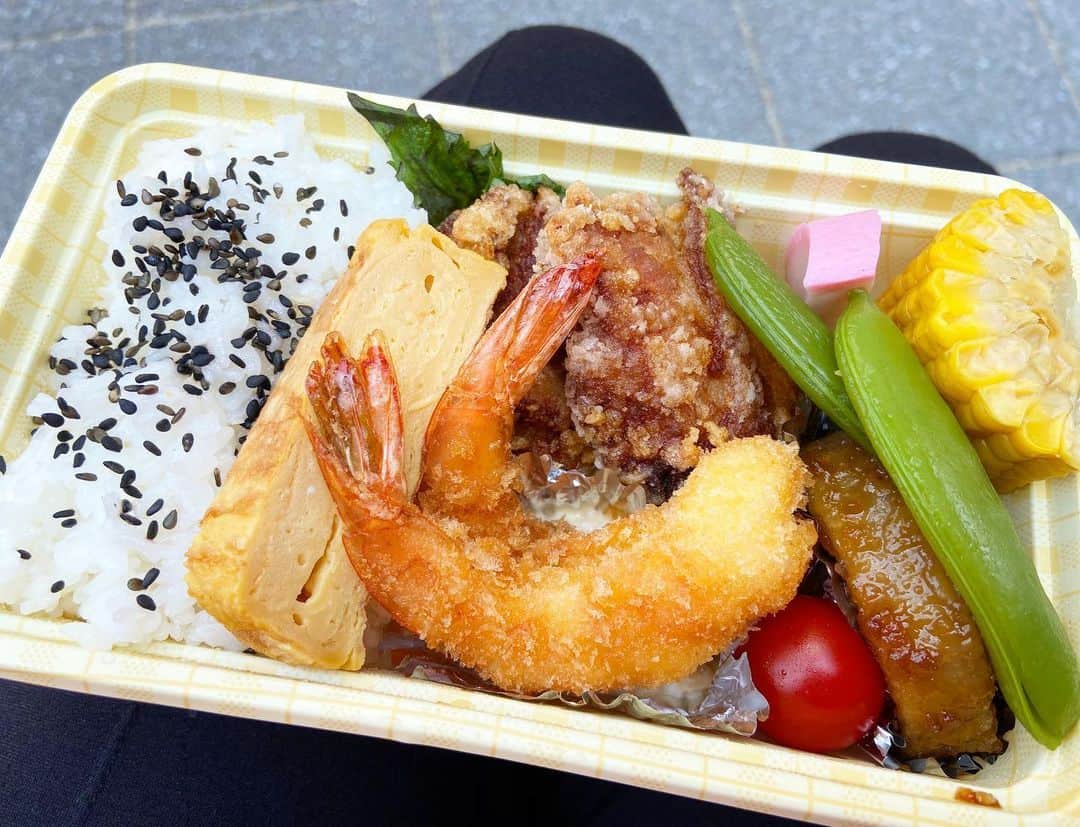 荒尾茉紀のインスタグラム：「きょうは家族でお弁当🍱妹作です❗️私はずっとお弁当の学校に通っていたので（なんと15年間も母のお弁当を食べ続けた😳）当時は少し飽きていて笑、母が寝坊した時だけ買える"からあげ君"が凄く嬉しかったなぁ😂でも大人になると、当たり前だけど、手作りがいい👍 #お弁当 #lunchbox #姪っ子もよく食べてた❤️ #mysistercooked #さぁ夕飯だ🎵」