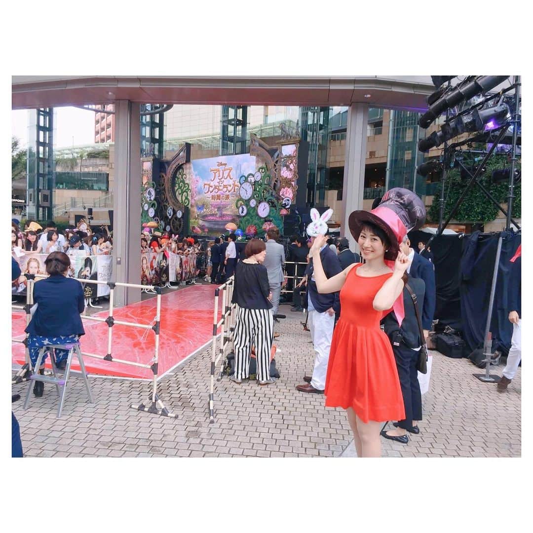 佐々木瞳さんのインスタグラム写真 - (佐々木瞳Instagram)「【番組終了のお知らせ🙇‍♀️】 ※写真は2020年1月より前のものです📸 ・ 先週4月26日(土)の放送をもって、福島放送「ヒット！Navi」が最後の放送となりました🍀 https://www.kfb.co.jp/sp/tv/hitnavi/ ・ 本来だと今月5月末までだったのですが、コロナの影響で1か月早まってしまいました😭 残念ですが、仕方ないです😢 ・ 番組自体は2015年10月～、私は2016年6月～出演させて頂きました。気付いてみたら約4年間番組を担当してきました🎤✨ ・ スタジオで商品を紹介や試食をしたり、ディズニー映画のレッドカーペットでレポートや監督・俳優の皆さんにインタビューしたり、車の試乗体験したり、コスプレしたり（笑）する等本当に色々なことを経験させて頂きました🌸 ・ 一緒に出演して頂いたゲットナビ編集部の皆さん、出演頂いた商品やサービス等のクライアントの皆様、ゲストの皆様、福島放送の皆さん、トラストネットワークの皆さん、衣装提供頂いたcnlzさん、smeraldaさん、ヘアメイクの奈月さん、本当にありがとうございました‼️毎回明るく、本当に楽しい現場でした☺️💕 そして、ご視聴頂いた福島の皆さん、HPでご覧頂いた皆さん、本当にありがとうございました‼️ ・ ・ 番組は終わってしまいましたが、これからも福島には関わっていきたいので、福島の皆さん、宜しくお願いします🙇‍♀️🍑 ・ 文化放送では、引き続きレポーターとしてお世話になっています🎤 ・ これからも宜しくお願い致します🎤✨ #ヒットナビ #福島放送 #トレンド情報 #思い出写真 #テレビ番組最終回 #ありがとうございました」5月1日 19時18分 - hitomihappygirl1026