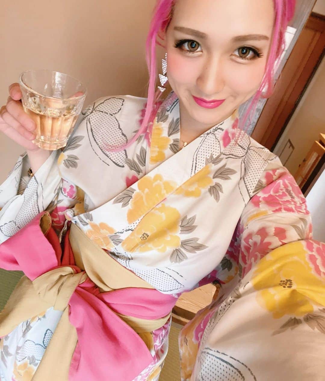 Yumikaさんのインスタグラム写真 - (YumikaInstagram)「珍しすぎる浴衣ショットあったー💗 片手に白ワイン🍷 ワインはワイングラスじゃなきゃやだーって駄々こねてた😅😅 . みんな元気？✨💋 #winelover #酒好き女子 #浴衣女子 #japanese」5月1日 19時19分 - yuminem923