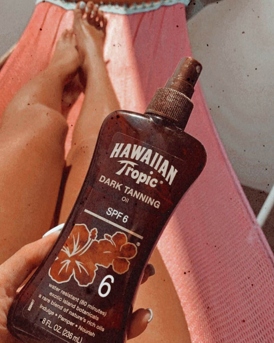 ユミ さんのインスタグラム写真 - (ユミ Instagram)「おうちのハンモックでこんがり小麦色に🔥 一日でもかなり焼けた🔥♡ 境目がわかりやすいのはストーリーで🤭👌🏾 そして香りの記憶ってやっぱすごいね！♡ 普段海にいる時の香りだと 海にいるかのような感覚で満たされた♡ 最近よく使ってるのは、一日でもガッツリ綺麗に 小麦肌になれる Hawaiian TropicのDARK TANNINGの オイルだよ🌻😍🤎」5月1日 19時27分 - yuminchu1029