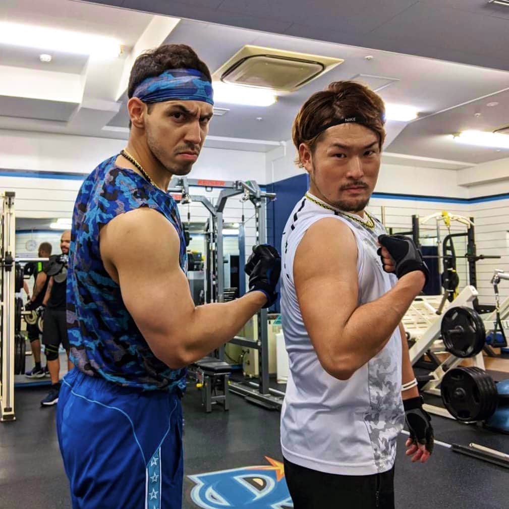 戸柱恭孝のインスタグラム：「練習の最後に二の腕を2人で鍛え上げました💪😤 ソト選手には勝てないと思いました笑  皆んなで乗り切ろう！！！ #開幕延期をポジティブに考える  #ネフタリソト #君は嵐のカリビアン  #パワフルスイング  #エスキーも頑張ってたよ #ハゲてねぇし」