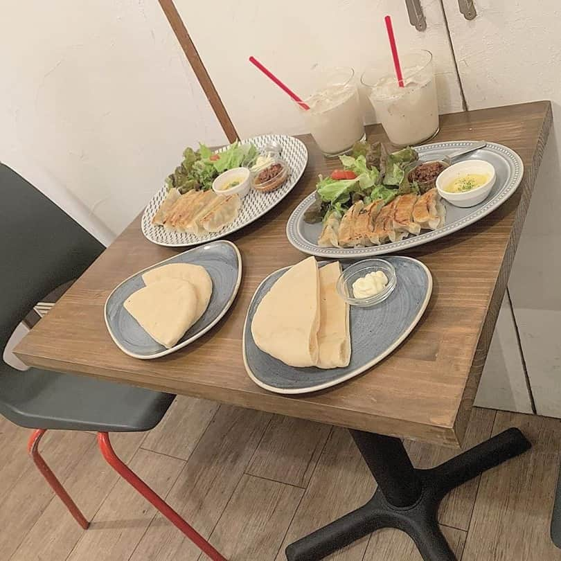 RiLiさんのインスタグラム写真 - (RiLiInstagram)「ネクストトレンドは餃子カフェ🥟💫【FIL#】☕️ ..... 東京・代々木上原に店を構える【FIL#（フィル）】はなんと！餃子とコーヒーが楽しめるカフェ🌟大好きな餃子をおしゃれなカフェで楽しめる、一風変わったお店だよ💫 メニューはコーヒーメニューと餃子🥟ぜひ注文してほしいのが皮にコーヒー、具にコーヒーゼリーが使われた餃子「GYOFEE（ギョーフィー）」☕️☝意外なコラボレーションをぜひ一度試してみてね❣ 東京でのカフェ巡りでお腹が空いたら、ぜひFIL#  を訪れてみてね❤シック＆おしゃれな店内で、おいしい餃子を楽しんで👌 ❣❣❣❣❣ . ※注意※ 新型コロナウイルス感染拡大のため 現在、日本国内各地で不要不急の 外出自粛要請等が出ております。 . 自分やまわりの大切な人を守るためにも 今は外出をお控えいただき、 終息した際のお出かけスポットリストとして こちらの投稿はご参考ください。 . またご紹介したお店の営業時間等が 変更されている場合がございます。 ご注意くださいませ。 . . サイトやSNSで掲載させていただくお写真募集中😘📸 かわいいコーデやアイテム、注目スポットなどが撮れたら、ハッシュタグ→#rili_tokyo  を付けて投稿❗ ． Special Thanks💋 Photo by @yunak1096 @ms_tmtan @ribu___rapunzel @coff_812 @___citron @_sugar.76_ @xromaix @yururu_0827 @pokpok._.310 ． #春 #fil #フィル #餃子カフェ #餃子ランチ #代々木上原カフェ #東京カフェ #カフェ巡り #ギョーフィー #RiLi  #おしゃれさんと繋がりたい #お洒落さんと繋がりたい #ファッション #패션스타그램 #ootd #outfit」5月1日 19時30分 - rili.tokyo