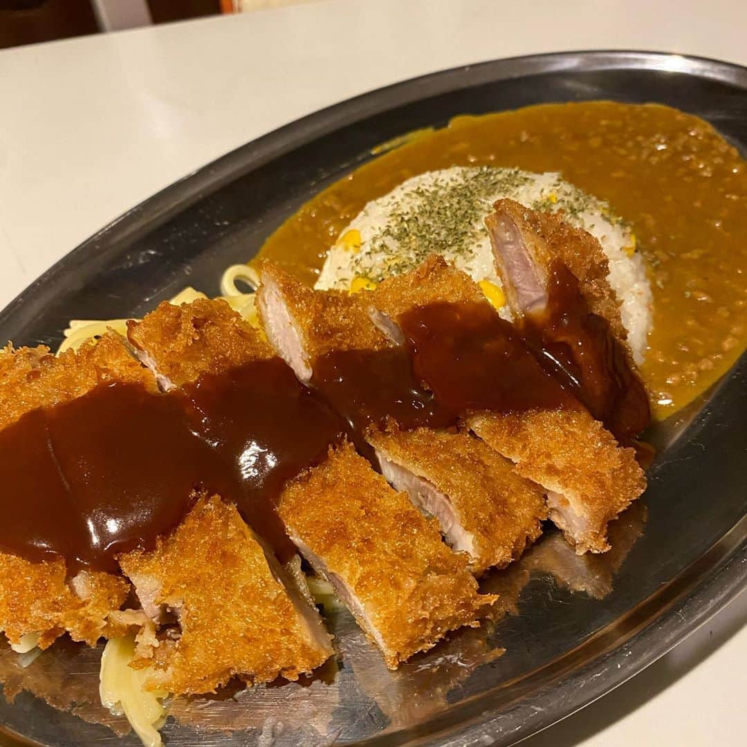 宮川大輔さんのインスタグラム写真 - (宮川大輔Instagram)「#金曜日はカレー🍛の日にした #今は曜日感覚もないので #海上自衛隊を真似して #今日は #カツとパスタとカレー🍛にした #息子はシンプルカレーにチーズ #美味かったぁー！」5月1日 19時36分 - miyagawadai