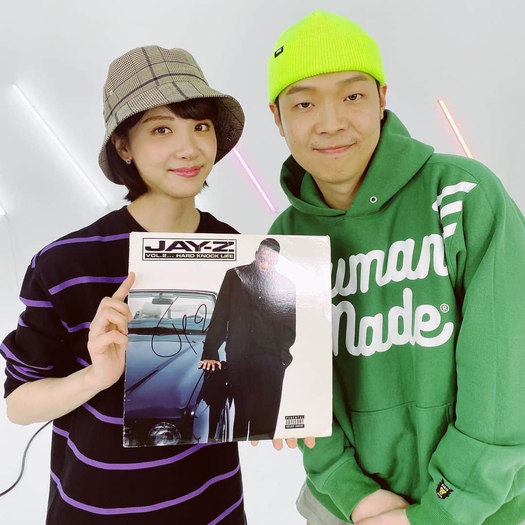 Paloaltoのインスタグラム：「제가 중딩때 제이지에게 처음 빠졌던 [Vol.2... Hard Knock Life] 싸인반 들고 코커 김민아님과 사진을 찍을줄은~  이번주는 이랜드뮤지엄 유툽통해서 에미넴에 대해 얘기나눴구 5/7 에 공개될 영상에서 제이지에 대해 제가 신나게 텁니다~」