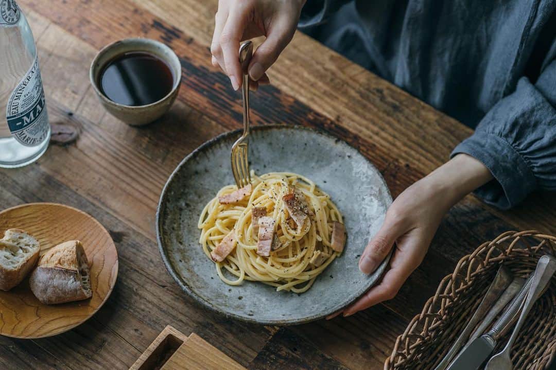 Nanaのインスタグラム：「‪. レモンの皮を少し加えてレモンの香り付けしたカルボナーラ。‬ ‪アロマフレスカのパスタブックのレシピをちょこっとアレンジ。カルボナーラは必ずこのレシピで。 . .‬ ‪#テーブルフォトを始めよう #StayHome  #sonya7iii」