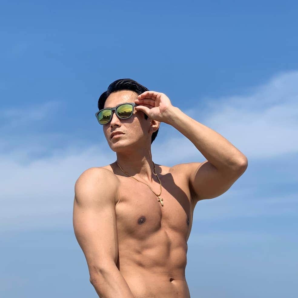 黒石高大のインスタグラム：「履いてます　ちゃんと履いてます(笑)天気良くて絶好調　ボチボチ脱げる季節になってきたー　腹筋がんばろっ(笑) #皆が服着るから一応服着る #本当はいつもパンイチがいい #裸族」