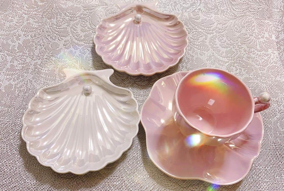 梅本静香のインスタグラム：「Francfrancの食器可愛すぎて﻿ 買っちゃったー😆﻿ 他にホワイトとピンクのマグカップも🥳﻿ ﻿ 今日から5月！﻿ 早いねぇ〜〜。﻿ ﻿ ﻿ ﻿ ﻿ ﻿ #Francfranc﻿ #オパールシェルシリーズ #フランフラン ﻿ #シェル #貝殻 #ゆめかわ﻿ #Japan #instagood #happy #instaphoto #selfie」