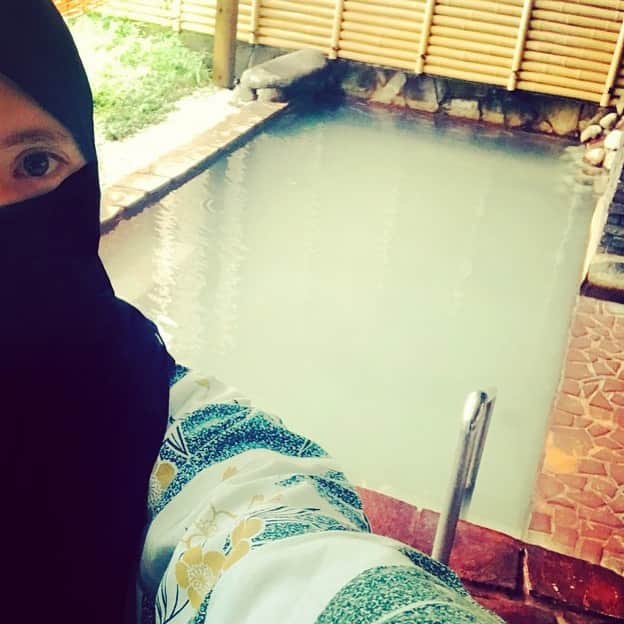ミラのインスタグラム：「When this coronavirus ends. Need an Onsen bath! ♨️」