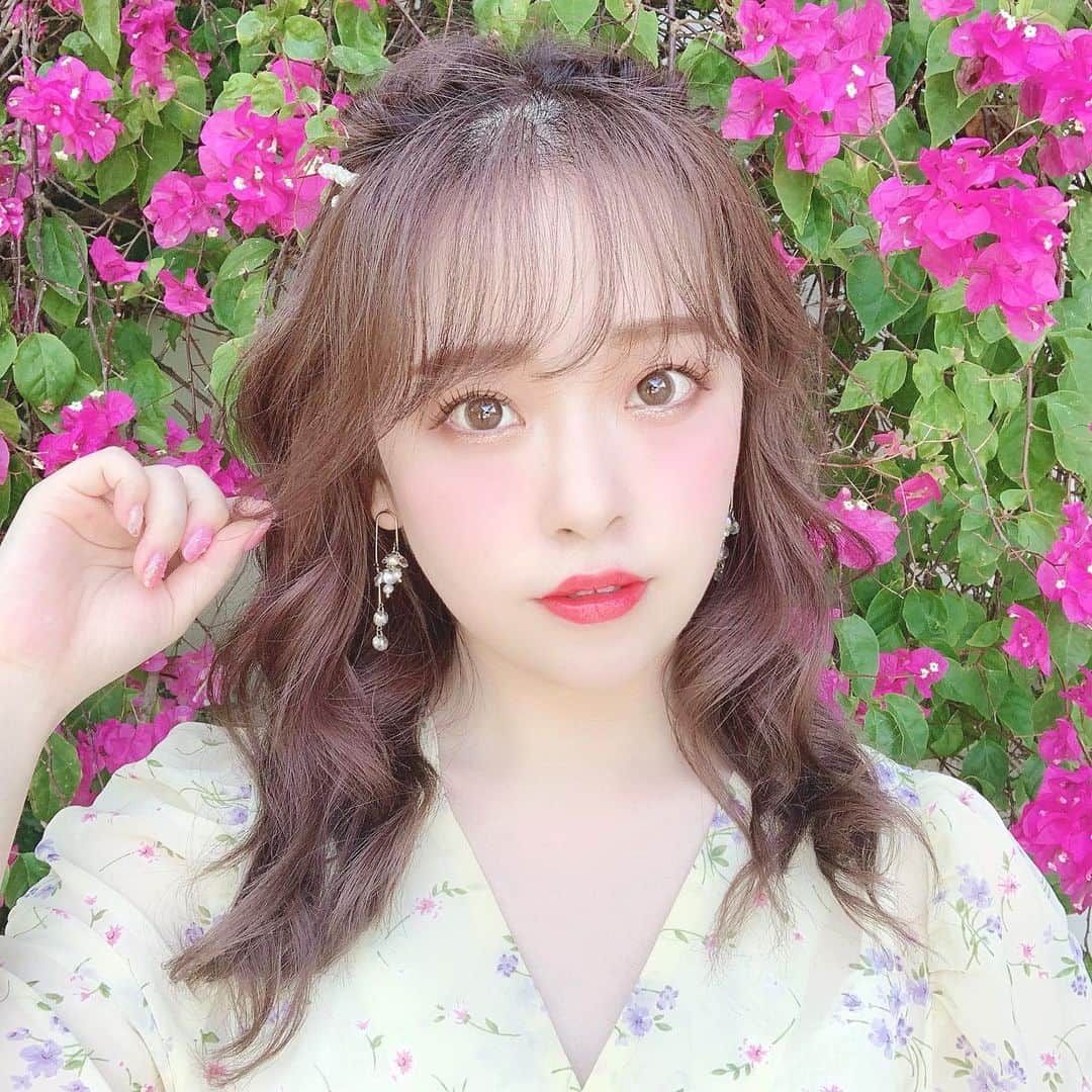 空山菜摘さんのインスタグラム写真 - (空山菜摘Instagram)「♡ 🌺🌺🌺 . . 最近はせっせかと記事を仕込み書く毎日📝 多趣味化が進んでて、 好きなわんちゃんのアカウント見たり〜 好きなアトリエのアート見たり〜 好きな写真家さんの過去投稿見たり〜 インスタの保存欄から美容や旅行が 減ってきております😂 (ちゃんと情報収集しなさいっ) . . 筋トレはちゃんと続けてるよ🤫💕 今日からは毛穴撲滅に励むことにした💪 . . 📸写真は全く関係ないけど バリの大好きなお花💐 . . . . . #バリ島旅行 #バリ旅行 #アヤナリゾート #ビーチリゾート #ジンバラン #バリ旅行  #バリ島 #海外旅行 #旅行大好き #女子旅 #タビジョ #旅行好きな人と繋がりたい #ソラtrip  #リゾートホテル #genic_bali #tabijyomap_bali #学生旅行 #セブ島旅行 #プーケット旅行 #グアム旅行  #南国リゾート #ビーチリゾート #リゾートホテル」5月1日 19時45分 - natsumi_sorayama