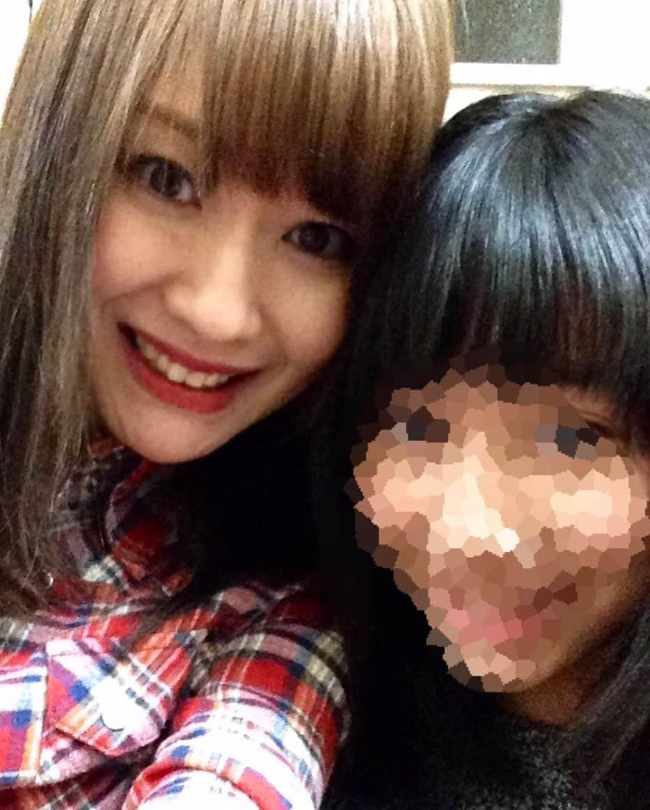 のインスタグラム：「はいチーズ📸💕 ✨ 8年前💡茶髪過ぎ😂  変顔がマジでヤバ過ぎて モザイクかけてっていわれたから かけました🐒✨ わたし優しい😎  Daughter & Mom ✨ 👯‍♀️ 💘 ✨  #吉山りさ #フリーランスモデル  #model #Japanesemodel #茶髪 😂 #親子 #母娘 #daughter #mom #ツーショット #美容 #美肌 #single #前髪 #singlemom #love #japanesegirl #モデル #xoxo #hug #selfie #母娘 #デート  #family #japanesegirl  #記念写真  #シングルマザー #ママ #娘  変顔で#愛してる #💗 #smile」