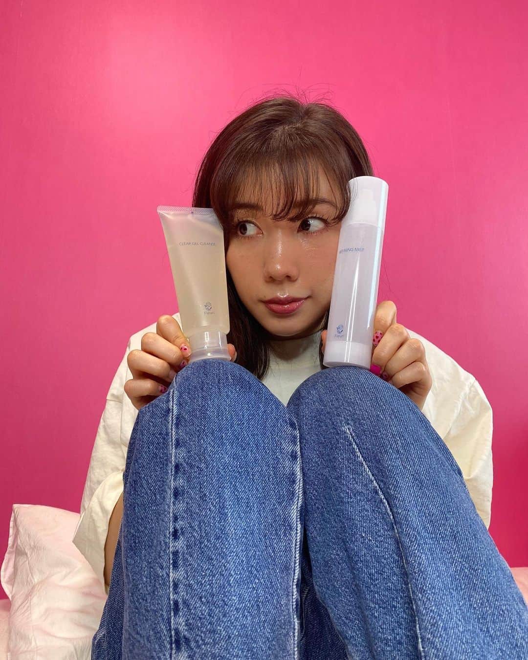仲里依紗のインスタグラム：「. YouTubeのモーニングルーティーンで 紹介していたスキンケア❤️💕 @fleuri.cc 🌿 化粧水ももちろんいいけど クレンジングも最高にいい🤩 濃いメイクもちゃんと落ちちゃう🥺✨ なのに優しい使い心地🥰 毛穴汚れもスッキリだよ💕 みんなもぜひ使ってみて❤️ . .  #fleuri #フルリ  #フルリクリアゲルクレンズ #クレンジング」