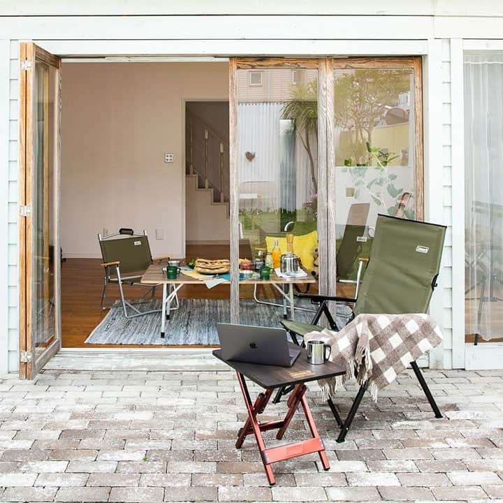 Coleman Japanのインスタグラム：「おうち時間🏠を、コールマンで快適に過ごそう🍀 ・ 不要不急の外出を控える今、家でどのように過ごすか不安と戸惑いの毎日。 ・ 少しでも「おうち時間」が癒され、快適に過ごせるように、おうち時間の過ごし方をご紹介いたします😉 ・ ▶︎おうち時間の過ごし方【コラム】 https://bit.ly/2YmmJMz ・ ━━━━━━━━━━━━━━━━━ #おうちコールマン を付けて投稿して頂いた中から素敵なお写真は、コールマン公式SNSでご紹介させて頂きます♪ ━━━━━━━━━━━━━━━━━ ・ ・ ・ #灯そうColeman #灯そうコールマン #灯そう #Coleman #コールマン #Camp #キャンプ #Outdoor #アウトドア #コールマンチェア #レイチェア #マスターシリーズ #コンフォートマスター #バタフライサイドテーブル #サイドテーブル #テーブル #おうちキャンプ #おうち時間 #StayHome #うちで過ごそう #私のコールマン #ベランピング #ベランダキャンプ」
