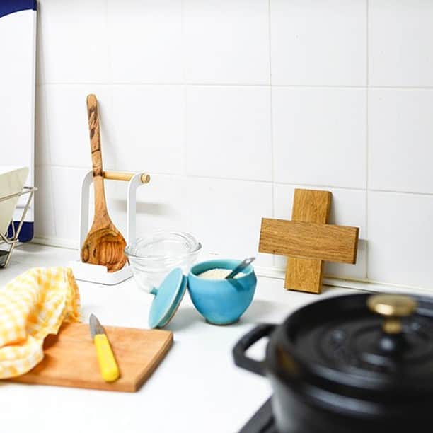北欧、暮らしの道具店さんのインスタグラム写真 - (北欧、暮らしの道具店Instagram)「キッチンに立てかけておくだけでも素敵！プラスの形が愛らしい北欧の木の鍋敷き。 . - - - - - - - - - - - - 北欧・スウェーデンのラッセントレー社による こちらの鍋敷きは、当店 スタッフの愛用率も高いアイテム。  お鍋の底からちらりと見える、 プラスの形がとってもかわいいんです◎  幅は15cmと小さめで、ミルクパンや コーヒーポットをのせるのにぴったりなサイズ。  キッチンでスタンバイしている姿も可愛く、 見るたびに、北欧の空気を運んでくれるよう♪ インテリアとしてもおすすめのアイテムです。 . - - - - - - - - - - - - Larssons Tra/ラッセントレー/プラストリベット（鍋敷き） . ▶︎ プロフィールのリンクから、お値段・サイズなど詳しい情報をご覧いただけます。→@hokuoh_kurashi . ※ 5/8（金）朝9時までのご注文で母の日までのお届けが可能です。ぜひご活用くださいね♪ . #coffee#coffeetime#tea#teatime#kichen#鍋敷き#ラッセントレー#プラストリベット#コーヒーポット#ティーポット#おうちじかん#家じかん#シンプル#シンプルライフ#シンプルデザイン#暮らしを楽しむ#日々の暮らし#北欧#暮らし#北欧暮らしの道具店」5月1日 20時00分 - hokuoh_kurashi