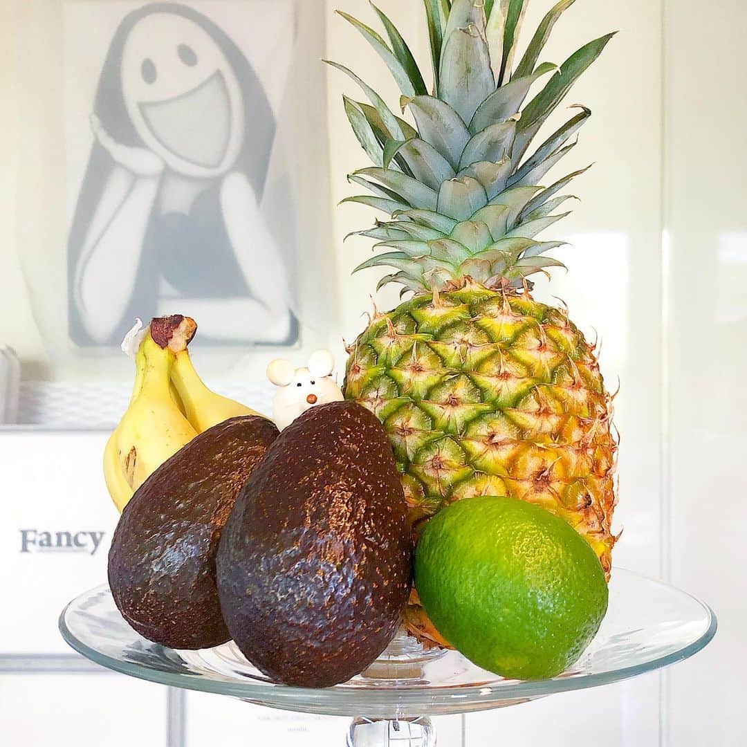榊山敬代のインスタグラム：「🍍🍌🥑🥑🍋… ・ ひとつ前のアップにて 疑問でした時差ボケの 原因発見しましたの巻  今までの買い出しは週末でしたところ コロナさんの影響で週末は食品ストア もかなり混雑する模様に対応しまして  週末は自宅から一歩も出ないで 平日の午前にシフトしてみたら 週末よりも空いている模様にて  しばらくは平日の午前に買い出し決定 と実行していました火曜日でしたので  もしかしたら  買い出し週末気分からの今日が 火曜日くらいという錯覚だった のかなぁとふと整ったのでした  なるべく人混みを避けたいので しばらくはこのスタイルに決定  さて今回の画像は  ネズミさんが新たな位置で ハイポーズの巻なかなかと 見晴らしよくごきげん模様  さてきょうは 急きょ新たな 作業取組中也  夕方にようやく イメージ固まり  間に合うかな…🙄💦… ・ ・ ・ #おうち時間 たのしみ週間 #おうち大好き #stayhome ・ ・ ・ ・ #おうち時間 楽しみ方  #インテリア #fruit #果物 #interior #lime #banana #バナナ #アボカド#avocado #pineapple #ライム  Today’s Fancy… #きょうのアトリエ  #日本画家 の #アトリエこんなもん #作品 #絵画 #日本画 #SAKAKiYAMATAKAYO  #アート #art  #アートのある暮らし #Fancy #fairy #妖精#egao  #きょうのFancy  #コロナウイルスが早く終息しますように」