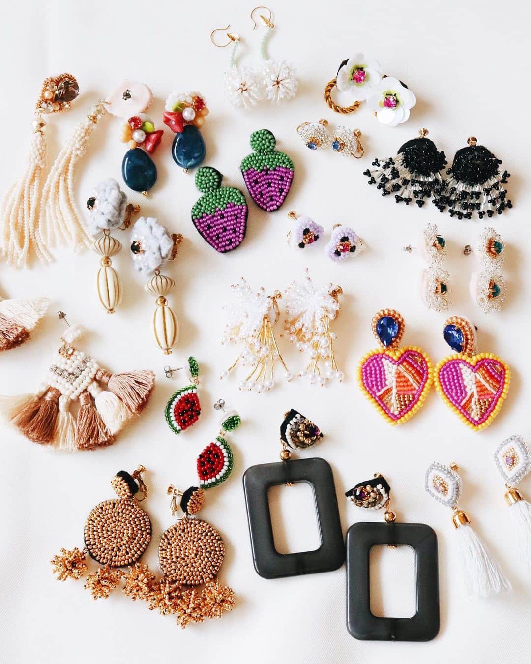handmade shopのインスタグラム：「こんばんは！eriです🌟﻿ ﻿ いつも動画をご視聴いただき﻿ ありがとうございます💓﻿ ﻿ アクセサリー販売のお知らせです！﻿ 5/3(日)21:00〜online shopをオープンします🌱﻿ ﻿ ただ今、販売前に商品を﻿ 見れるようにしてあるので﻿ ﻿ プロフィールのリンクから﻿ アクセスしてください😊﻿ ﻿ サイズや着画、価格を載せています﻿ ﻿ 🐝YouTube作品は撮影しながら制作した﻿ アクセサリーなので作りは粗めです﻿ ﻿ ❤️全てハンドメイド作品です﻿ 既製品のような作りを求める方は﻿ ご購入をご遠慮ください﻿ ﻿ 💍金具の変更はできません🙅‍♀️ ﻿ ﻿ 🇯🇵発送は日本国内のみです﻿ ﻿ 🤑銀行振込やコンビニ払いは期日があります﻿ 余裕を持ってご注文ください﻿ ﻿ 🧚‍♂️過去作品も追加しております。﻿ ぜひそちらもチェックしてみてください✨﻿ ﻿ ﻿ 狙っているものがある方は﻿ 時間をアラームかけたりして﻿ 待ち構えてください！﻿ ﻿ 3日(日)21:00から販売開始です💘﻿ ﻿ 気になる点やご不明な点は﻿ お気軽にDMでご質問ください👍﻿ ﻿」