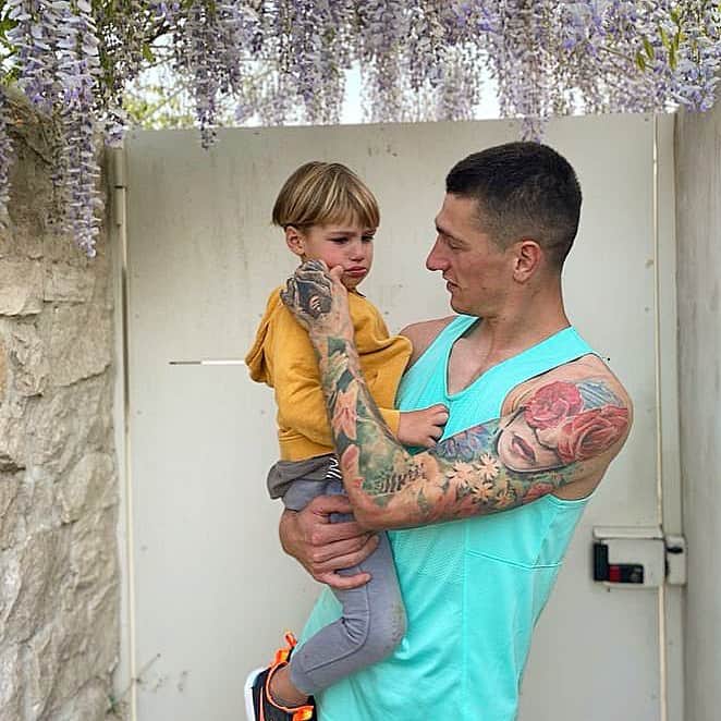 ミケーレ・カンポレーゼのインスタグラム：「My little man 🐭 #bronci#littleman#TommyG#tattoo#Tuscany#lacrimedicoccodrillo」