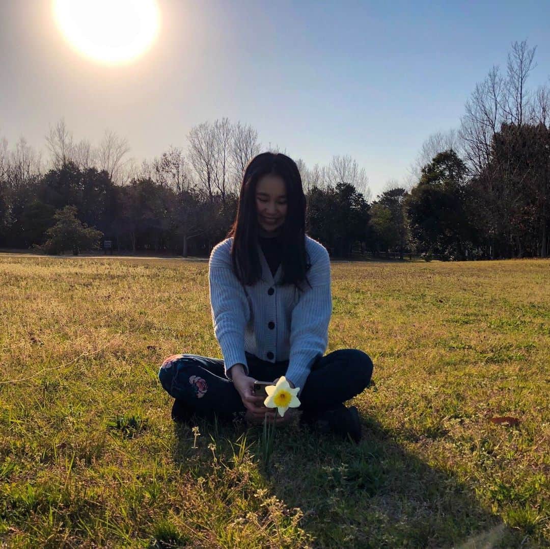 小野寺南友のインスタグラム：「. ちょうど1年前くらいの写真です！ 太陽も花も綺麗に写っているからこの写真好きなんです☀️ いつか投稿したいなと思っていたので🙄❤️」