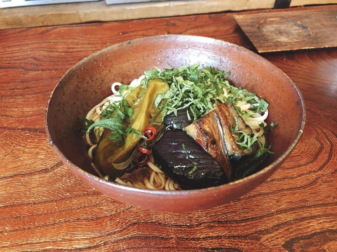 土井コマキのインスタグラム：「子供の憧れ👧🎀貧乏パーマ（編んで寝るやつ）and ぶっかけ太口素麺でハロー5月。」