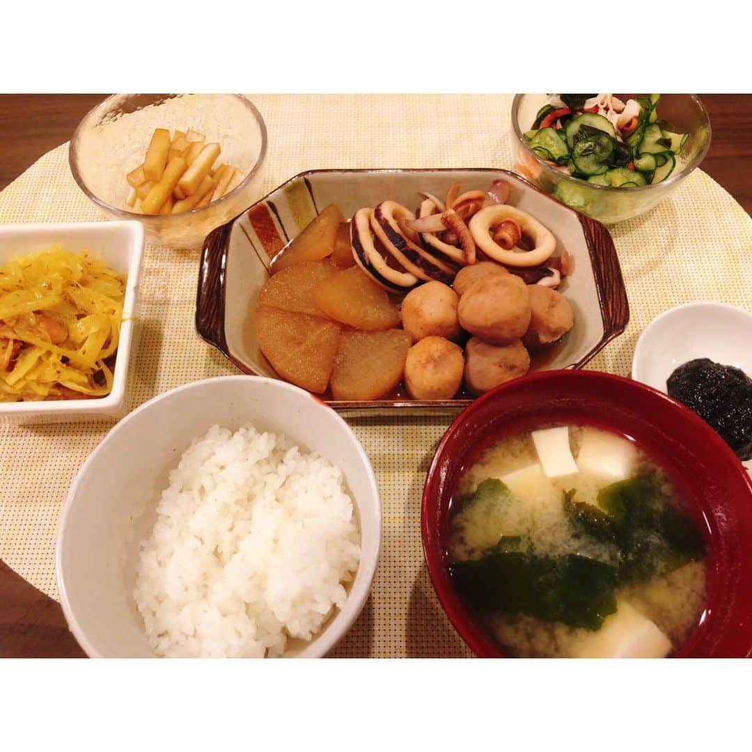 南條早紀のインスタグラム：「イカを捌いたよ🦑 . . イカの煮物が食べたくて、 久々にイカをさばきました！ 鮮度抜群！朝獲れのスルメイカ✨ すでにカットされたものも売っていたけど、 お休みで時間があったので挑戦😚 . . ちなみに、イカの赤褐色は新鮮な証！ 鮮度が落ちると、白くなってくるらしいです🌟 . イカには疲労回復効果があると言われる 【タウリン】が豊富に含まれているらしいので コロナ疲れにもいいかも😊💓 . . 🌸menu🌸 ＊イカと里いもと大根の煮物 ＊いつもの酢の物 ＊玉ねぎとソーセージのマスタード和え ＊大根の皮の漬け物 ＊のりわさび（いただきもの） ＊ごはん&みそ汁 . . あしたはフルサタ！お休みですが…😢 おうちで楽しく過ごしましょうね🍀 . では！令和2年目の5月も、 よろしくお願いします💞 . . #富山 #富山県 #富山湾 #恵み #魚料理 #スルメイカ #イカ料理 #🦑 #煮物 #早紀飯 #和食 #おうちごはん #手料理 #ごはん記録  #料理記録 #料理上手になりたい #料理写真 #stayhome #おうち時間 #料理女子 #過去pic  #アナウンサー #南條早紀 #なんじょうのにちじょう」