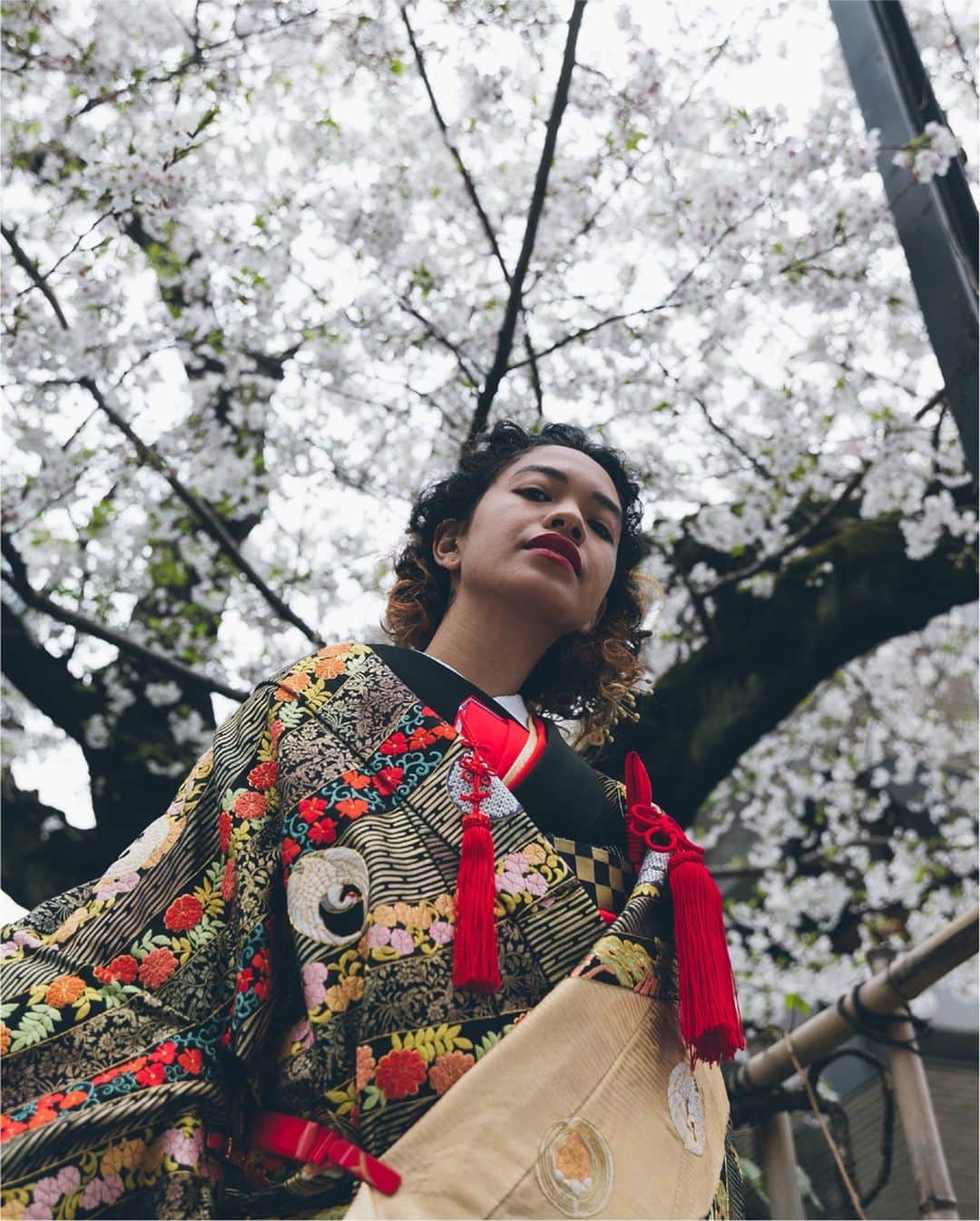 Yuma Yamashitaさんのインスタグラム写真 - (Yuma YamashitaInstagram)「@inspirationcultmag Shoot 02 [ Japan Beauty 立居 ] IG-only issue crews collaboration @yuma1983 × @yukubo  着るものを通して“人”が見えること。  そっと、ぬくもりをも身に纏う 和装という所作。  古いだけではなくて、 新しいだけではなくて、  身に備わる立ち居。 心に依る振る舞い。  日本の美術を示すコラボレーションです。  Photo by @yuma1983 Model @takuma_iwasaki & @slammin_sakura Special thx @cucuru_bridal #inspirationcultmag  #inspirationcultbarandgallery  It's all about being able to see "people" through what you wear.  Gently wear the warmth, The forms of Japan.  It's not just that it's old, It's not just that it's new,  The presence of the body. The Behaviour according to the mind.  It's a collaboration that shows Japanese art.」5月1日 20時04分 - yuma1983
