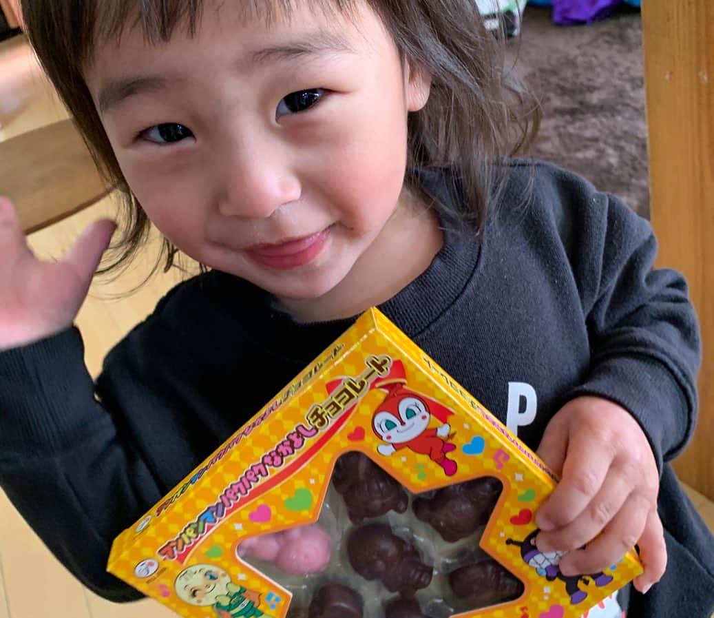 Kazukiさんのインスタグラム写真 - (KazukiInstagram)「先月もフォレストックマートさんから お菓子が届きました♡♡ ・ ストーリー投稿後 沢山のご質問があったので、 お答えしたいと思います😊 ･ ･ Q.どんな活動をしている会社ですか❓ ⦿スマイルスナックを私たちが 1箱購入する度に、子ども食堂へ 一人分のおやつを届けてくだっている子ども達が 笑顔になる活動です🍫✨ ・ Q.お菓子の中身は同じ様な物が届きますか❓ ⦿同じコースのお菓子の注文でも、 毎回届くお菓子の中身は違います🍭✨ ・ Q.どのくらいの量のお菓子が入っていますか❓ ⦿2980円のお菓子の注文で、5000円以上のお菓子が 入っていて、4980円のお菓子の注文で、 8500円以上のお菓子が入っています✨ ・ Q.コロナウイルスの影響で、 子ども食堂も休室の所も多いと思いますが… ⦿今はコロナウイルス対策のため休室の子ども食堂が多いため、少しでも地域の子ども達に笑顔と元気が届く様にフードバンクにお菓子を寄付しているそうです😊 ・ Q.佳月ママはどのコースのお菓子を頼んでいますか❓ ⦿初めは2980円のお菓子のコースを注文しましたが、 2回目以降からは4980円のコースを注文しています😊 ・ Q.どうやって注文するのですか❓ ⦿タグ付けしてありますが、 URLも貼り付けでおきますので、 良かったらのぞいてみてください！！ ⬇️⬇️⬇️ https://www.forestockmart.jp/ ･ ･ これからもずっとフォレストック マートさんの活動を 応援します(*´˘`*)♡ ・ ・ #スマイルスナック#フォレストックマート#１スナックfor１スマイル#応援#フードバンク#1人でも多くの#子ども達が笑顔に#元気が届く様に#子ども食堂#4980円#2980円#開ける楽しみ#自分と共にもう1人の笑顔#感謝#うたうま選手権#買い物でより良い未来#子ども達を1人にしない未来#大家族ママ#子沢山ママ#12人兄妹」5月1日 20時06分 - kazuki13mama