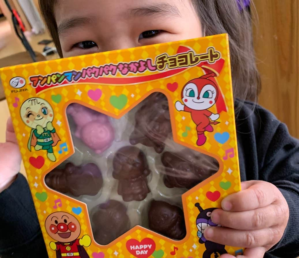 Kazukiさんのインスタグラム写真 - (KazukiInstagram)「先月もフォレストックマートさんから お菓子が届きました♡♡ ・ ストーリー投稿後 沢山のご質問があったので、 お答えしたいと思います😊 ･ ･ Q.どんな活動をしている会社ですか❓ ⦿スマイルスナックを私たちが 1箱購入する度に、子ども食堂へ 一人分のおやつを届けてくだっている子ども達が 笑顔になる活動です🍫✨ ・ Q.お菓子の中身は同じ様な物が届きますか❓ ⦿同じコースのお菓子の注文でも、 毎回届くお菓子の中身は違います🍭✨ ・ Q.どのくらいの量のお菓子が入っていますか❓ ⦿2980円のお菓子の注文で、5000円以上のお菓子が 入っていて、4980円のお菓子の注文で、 8500円以上のお菓子が入っています✨ ・ Q.コロナウイルスの影響で、 子ども食堂も休室の所も多いと思いますが… ⦿今はコロナウイルス対策のため休室の子ども食堂が多いため、少しでも地域の子ども達に笑顔と元気が届く様にフードバンクにお菓子を寄付しているそうです😊 ・ Q.佳月ママはどのコースのお菓子を頼んでいますか❓ ⦿初めは2980円のお菓子のコースを注文しましたが、 2回目以降からは4980円のコースを注文しています😊 ・ Q.どうやって注文するのですか❓ ⦿タグ付けしてありますが、 URLも貼り付けでおきますので、 良かったらのぞいてみてください！！ ⬇️⬇️⬇️ https://www.forestockmart.jp/ ･ ･ これからもずっとフォレストック マートさんの活動を 応援します(*´˘`*)♡ ・ ・ #スマイルスナック#フォレストックマート#１スナックfor１スマイル#応援#フードバンク#1人でも多くの#子ども達が笑顔に#元気が届く様に#子ども食堂#4980円#2980円#開ける楽しみ#自分と共にもう1人の笑顔#感謝#うたうま選手権#買い物でより良い未来#子ども達を1人にしない未来#大家族ママ#子沢山ママ#12人兄妹」5月1日 20時06分 - kazuki13mama