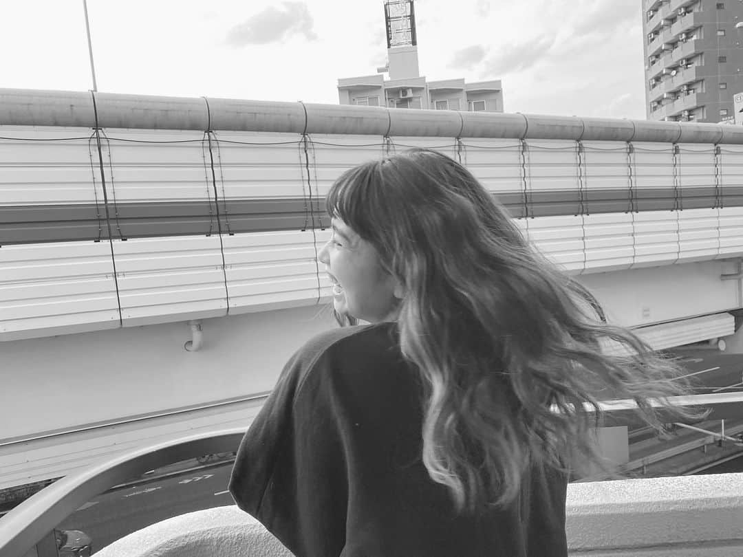 のインスタグラム：「この度5月1日をもちましてスターダストプロモーションを退所しましたことをご報告致します。﻿ ﻿ ﻿ ﻿ （長くなります）﻿ 芸能のお仕事を始めて10年になります。﻿ この10年間数えきれない人達と出会って沢山の人との別れを繰り返して、沢山の壁を乗り越えてきた気がします、、、たぶん。笑﻿ 辛いことも泣いたことも毎日のようにあった時期もあったり...﻿ それでも元気に笑顔で楽しく沢山の事を経験させていただき、この苦しくて美しい業界で充実して過ごせてきたのは関わりある全ての方のお陰だと思ってます。　﻿ ﻿ 周りの方々に支え励まし助けていただいたからこそ10年間お仕事してこれました。﻿ 感謝でいっぱいです。﻿ そして10年という節目でこれからのやりたい事や新たなるステージへ向けて今までとは少し違った形でお仕事をさせていただこうと思いこのような決断をしました。﻿ ﻿ 沢山のチャレンジする場を与えサポートしてくださった事務所並びにスタッフの方々には心から感謝しています。﻿ 特に私が初めての持ちタレントで5年間お世話になったマネージャーと離れる事だけがちょっと寂しいけど﻿ できれば私が彼女を幸せにしてあげたかったけど﻿ それも叶わずなのでこれからは彼女が世界1 幸せになれることをひっそり願うことにします！﻿ いつもはクールで所々面白くて可愛い見た目とは裏腹におっさんな一面もあって、普段感情出すの控えてるのに別れ際号泣してくれるチャーミングな彼女が大好きです♡﻿ ﻿ ﻿ ﻿ スタダDDとして応援してくれていた方もこれからも自分のペースでモデルとしては活動してまいりますので変わらず応援してくださると嬉しいです！﻿ ﻿ ﻿ 長くなりましたが引き続き、一人じゃ何にもできないちっぽけな私をどうぞよろしくお願いします。﻿ ﻿ 新たなる夢へ向かって﻿ 人生、自由に楽しくーーー♡﻿ 早川真生﻿」
