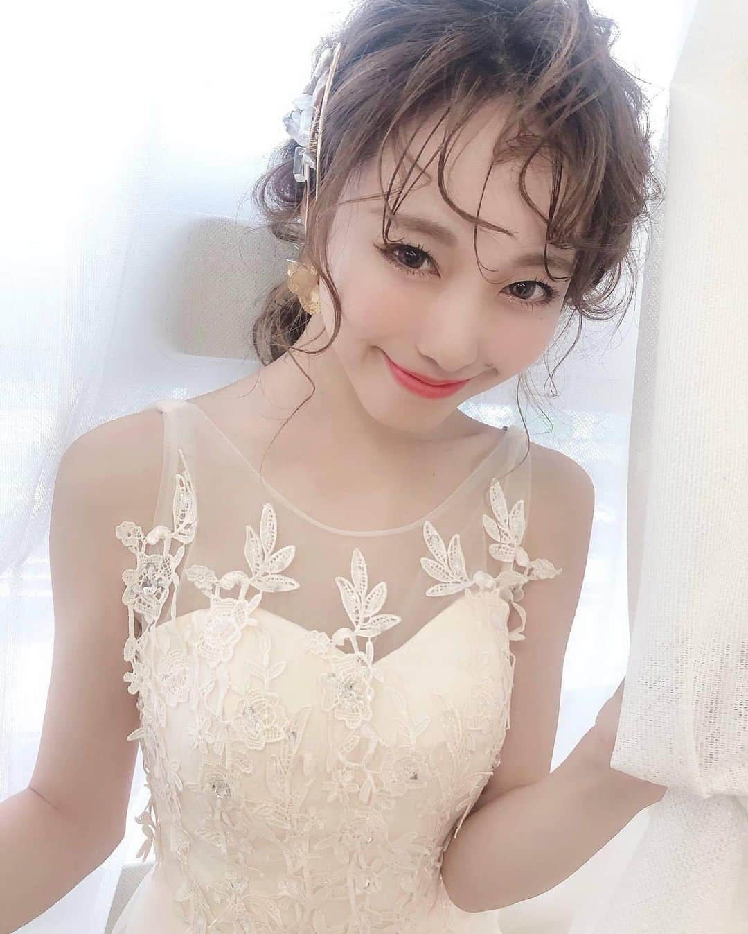 白岩まちこさんのインスタグラム写真 - (白岩まちこInstagram)「≫≫👰🏼...𝐛𝐫𝐢𝐝𝐚𝐥 𝐡𝐚𝐢𝐫  ㅤㅤㅤㅤㅤㅤㅤㅤㅤㅤㅤㅤㅤ 久しぶりのデータ👰🏼📸 ㅤㅤㅤㅤㅤㅤㅤㅤㅤㅤㅤㅤㅤㅤㅤㅤㅤㅤㅤㅤㅤㅤㅤㅤㅤㅤ  これも載せてるようで載せてないシリーズ🥰✨ ㅤㅤㅤㅤㅤㅤㅤㅤㅤㅤㅤㅤㅤ アレンジはスワイプしたら見れるよ👉🏻📸ㅤㅤㅤㅤㅤㅤㅤㅤㅤㅤㅤㅤㅤ ㅤㅤㅤㅤㅤㅤㅤㅤㅤㅤㅤㅤㅤ ㅤ さぁて久しぶりにやって参りました まちこクイズ🙋🏻‍♀️‼️ 前回のクイズは、ゆに🐶の嫌いな物は？で、 ㅤㅤㅤㅤㅤㅤㅤㅤㅤㅤㅤㅤㅤ ㅤㅤㅤㅤㅤㅤㅤㅤㅤㅤㅤㅤㅤ 正解は、段差、爪切り、雷⚡️でした🥺‼️ ㅤㅤㅤㅤㅤㅤㅤㅤㅤㅤㅤㅤㅤ ㅤㅤㅤㅤㅤㅤㅤㅤㅤㅤㅤㅤㅤ  この３点セット、嫌いなワンちゃんも多いみたいで結構正解者も居たね😛‼️ ㅤㅤㅤㅤㅤㅤㅤㅤㅤㅤㅤㅤㅤ ㅤㅤㅤㅤㅤㅤㅤㅤㅤㅤㅤㅤㅤ  では、久しぶりのまちこクイズ‼️ ㅤㅤㅤㅤㅤㅤㅤㅤㅤㅤㅤㅤㅤ ㅤㅤㅤㅤㅤㅤㅤㅤㅤㅤㅤㅤㅤㅤㅤㅤㅤㅤㅤㅤㅤㅤㅤㅤㅤㅤ 今わたしは撮影してもらったり、SNSでお仕事をしてるんやけど、私の前職はなんでしょう🧐⁉️ これも知ってる人と知らない人分かれるんじゃないかなぁー😙  ㅤㅤㅤㅤㅤㅤㅤㅤㅤㅤㅤㅤㅤ  ㅤㅤㅤㅤㅤㅤㅤㅤㅤㅤㅤㅤㅤㅤㅤ ㅤㅤㅤㅤㅤㅤㅤㅤㅤㅤㅤㅤㅤ  #撮影#ウェディング#結婚式ヘアアレンジ #ウェディング撮影#ウェディングドレス #ヘアアレンジ#アレンジヘア#編みおろし #ヘッドドレス#シースルーバング#前髪アレンジ#前髪#ドレス#チュールドレス#前撮りヘア#花嫁ヘア#お呼ばれヘア#ヘアセット# #ウェディングフォト#ウェディングヘア #プレ花嫁#フォトウェディング#結婚式 #ブライダル#白岩まちこ」5月1日 20時18分 - machichas