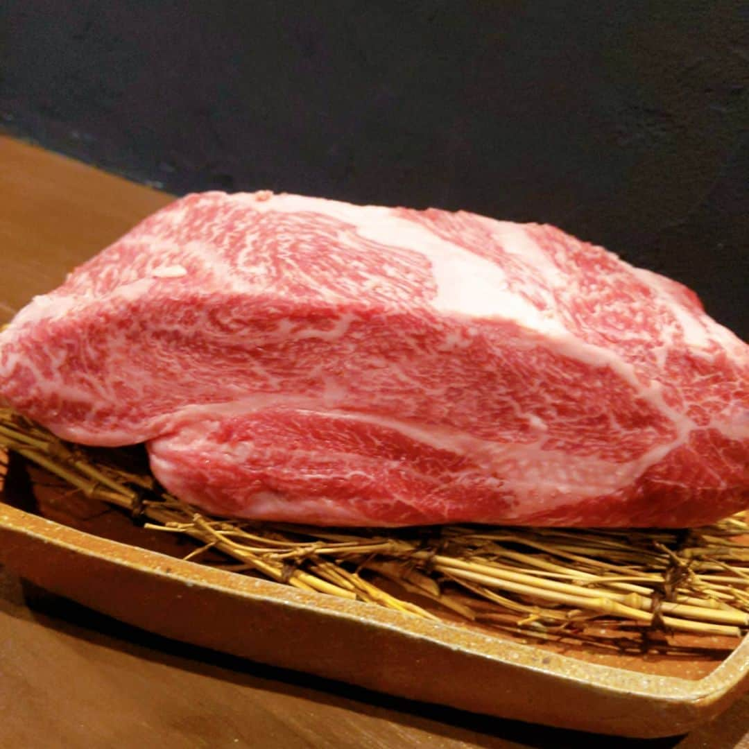 焼肉らんどさんのインスタグラム写真 - (焼肉らんどInstagram)「こんにちは〜。焼肉らんどです！. 最近では自粛要請でテイクアウトブーム的な動きがすごいですね。. 焼肉らんどもお弁当、家庭用焼肉セット等の予約限定テイクアウトを開始致します。. それと同時に明日５月２日土曜日から. . １２：００時〜２０：００時（Lo,１９：００時）まで営業時間短縮で開始致します。. (従業員マスク着用・ゴム手袋着用・アルコール完備・全席換気ダクト開）. 当たり前ですが出来る限りの対策は行っております。. . 焼肉は家庭では出せない味、後片付けも大変です。焼肉の滞在平均時間は、１時間以内と早いので、美味しい和牛をサッと食べてサッと帰って頂けるよう提供致します。. 電話予約でのテイクアウトも提供しますが、焼肉屋で食べる焼肉のほうが美味しいに決まってます！. 広めの席の確保を行いたいと思いますので予約して頂ければありがたいです。. これは自粛の中の少しの贅沢と思っております。. 皆様で協力して安全に美味しい焼肉を提供できる場所にしたいと思いますので宜しくお願い致しますm(_ _)m。. . . . . ※ご予約様限定（電話予約のみ）当日🆗072-999-8666. . 昼のテイクアウト（12：00～14：00）. . ・和牛ロース弁当　当店おすすめNO.１！A５ランクの驚くほど柔らかい食感。 ￥1100（税込）. . ・和牛カルビ弁当　ほどよい脂のノリで味が濃くジューシー。焼肉の王様。 ￥1100（税込）. . ・厳選ハラミ弁当　迷ったらコレ！！選りすぐったハラミはジューシーで濃厚。 ￥1100（税込）. . ・柔らか牛タン弁当　柔らかく、じわっと口の中に広がる肉汁と甘み。￥1100（税込）. ・特製ビビンパ丼　ナムルたっぷりでヘルシー。彩りも食感も楽しい。 ￥1000（税込）. . . 夜のテイクアウト（16：00～19：00）. . ・ご自宅用焼肉セット（２～３人用）. お得用A5和牛盛り合わせセット【タレ付】 ￥3300（税込）. . ※事前に電話予約お願いいたします。. 072-999-8666 . . . . #焼肉らんど #焼肉あんど #_and #八尾 #近鉄八尾 #柏原 #東大阪 #大阪グルメ #八尾グルメ #近鉄八尾グルメ #東大阪グルメ #八尾ランチ #近鉄八尾ランチ #八尾焼肉 #焼肉 #焼き肉 #八尾テイクアウト #テイクアウト始めました #家庭で焼肉 #衛星管理 #Philanthropy #楽しい仕事 #農業 #無農薬野菜 #自家栽培 #ウーバーイーツ申請中 #焼肉は焼肉屋で食べるのが一番うまい」5月1日 20時18分 - land.yakiniku.yao