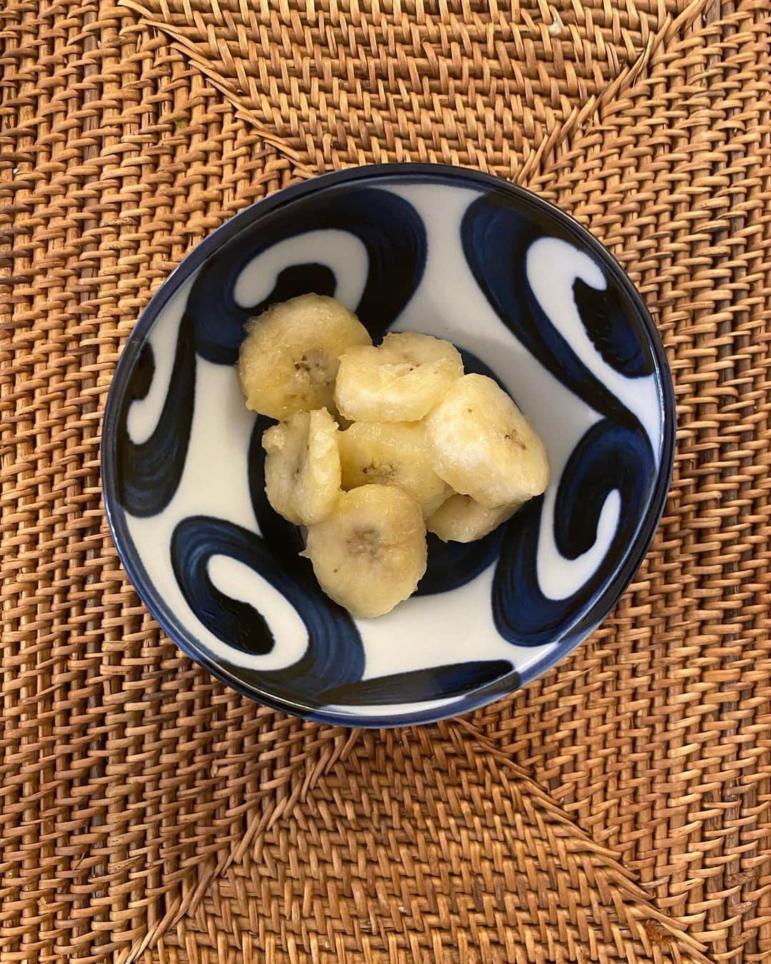 平木愛美のインスタグラム：「hello May 🧡  私の最近の朝ごはんは、 🥣🍌🍌ギーで焼いたバナナ。  と、キウイフルーツとか苺とかグレープフルーツとかレモンとか。その日によって果物。 ＆ヨーグルトとか。  我が家ではもともとグラスフェッドバターを、バターコーヒーにして飲んだりなどしていたのですが、  ギーはそんなバターからさらに不純物や水分などを取り除かれた、100％純正なオイル。 「ギーは治療や料理に使用すると記憶力、知力、消化力、精力、生命力を増大させる。使い方により無数の効果を上げることができる」 （webより引用） インドやアーユルヴェーダでは"この世で最も優れたオイル"と言われているのだそう。  そして信頼するMotherさんで、購入したので、このオイルの良さにとっても感動しています。 愛やエネルギーが込められ、丁寧につくられたもの。💕 . 実は家事やお仕事や、なんやかんやすることをしてたら気づけば夜中２、３時。なんてことはこれまでずっっっと多くて。 毎年"早く寝ること"を目標にしてたのがなかなか叶えられていなかったのですが…笑🌙 ずっと苦手だった"早寝"を最近は心がけ22時にはベッドに入るようにしていたり、 すこしずつ生活をさらに丁寧に、より自然なものに、変えていっております。🌞🌳 お仕事上、お肌のためにもやっぱり早く、そしてたくさん寝ることは大切ですしね。  ちなみに朝ごはんは、夜眠ってるあいだの食事を摂っていないいわゆる"断食時間"明けなので、消化のよいものを食べたほうが良いみたい…💓 皆さんはこの頃の朝ごはん、何食べておりますか〜？😋 #ギー #オイル #オイル美容 #アーユルヴェーダ  #ghee #ayurveda #brakefast #stayhome #愛美食⚪️」