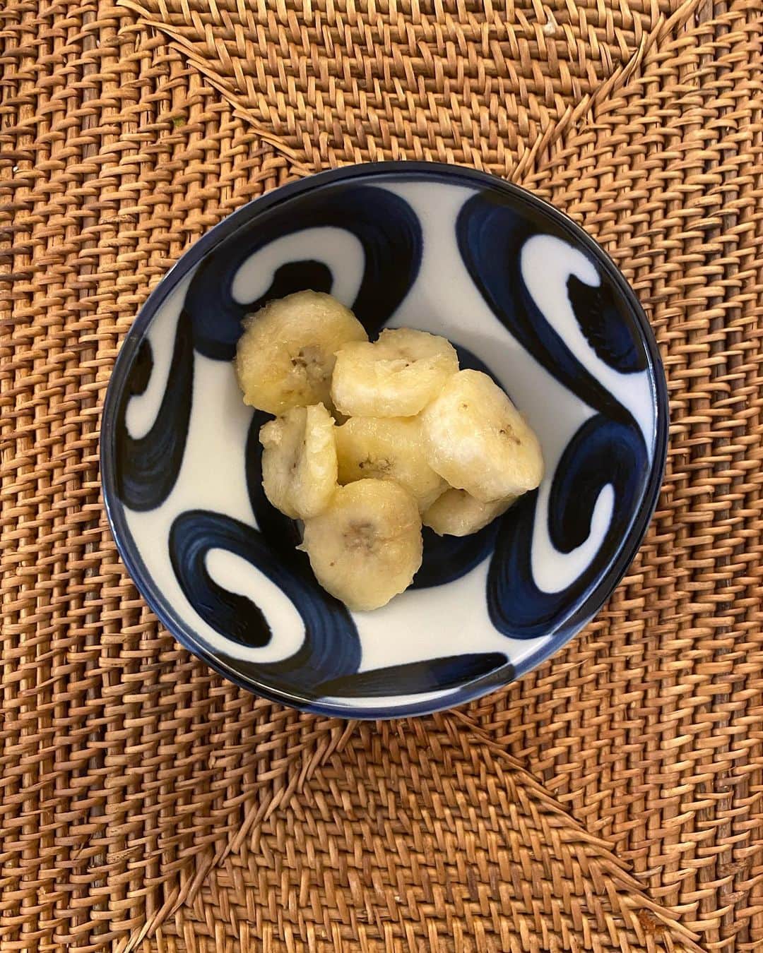 平木愛美さんのインスタグラム写真 - (平木愛美Instagram)「hello May 🧡  私の最近の朝ごはんは、 🥣🍌🍌ギーで焼いたバナナ。  と、キウイフルーツとか苺とかグレープフルーツとかレモンとか。その日によって果物。 ＆ヨーグルトとか。  我が家ではもともとグラスフェッドバターを、バターコーヒーにして飲んだりなどしていたのですが、  ギーはそんなバターからさらに不純物や水分などを取り除かれた、100％純正なオイル。 「ギーは治療や料理に使用すると記憶力、知力、消化力、精力、生命力を増大させる。使い方により無数の効果を上げることができる」 （webより引用） インドやアーユルヴェーダでは"この世で最も優れたオイル"と言われているのだそう。  そして信頼するMotherさんで、購入したので、このオイルの良さにとっても感動しています。 愛やエネルギーが込められ、丁寧につくられたもの。💕 . 実は家事やお仕事や、なんやかんやすることをしてたら気づけば夜中２、３時。なんてことはこれまでずっっっと多くて。 毎年"早く寝ること"を目標にしてたのがなかなか叶えられていなかったのですが…笑🌙 ずっと苦手だった"早寝"を最近は心がけ22時にはベッドに入るようにしていたり、 すこしずつ生活をさらに丁寧に、より自然なものに、変えていっております。🌞🌳 お仕事上、お肌のためにもやっぱり早く、そしてたくさん寝ることは大切ですしね。  ちなみに朝ごはんは、夜眠ってるあいだの食事を摂っていないいわゆる"断食時間"明けなので、消化のよいものを食べたほうが良いみたい…💓 皆さんはこの頃の朝ごはん、何食べておりますか〜？😋 #ギー #オイル #オイル美容 #アーユルヴェーダ  #ghee #ayurveda #brakefast #stayhome #愛美食⚪️」5月1日 20時12分 - manamihiraki