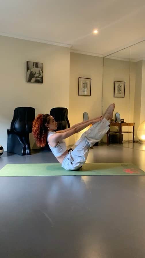 FKAツイッグスのインスタグラム：「abdominal & hollow body core session.  hello everyone, here is my pre-shoot ab workout. <3」