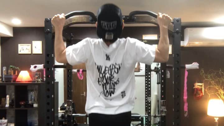 宮上元克のインスタグラム：「ただひたすらチンニングおじさん」