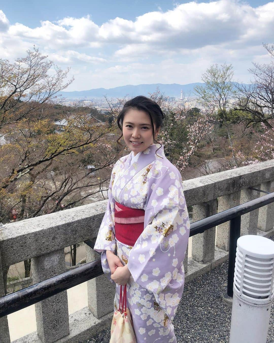 松本遥奈のインスタグラム：「今日から5月✨ 今年はお花見行けないので、写真だけでも…🌸 たまにはこんな写真もいいよね？🤔 今はみんなで不要不急の外出自粛！ Stay homeしましょう！ #stayhome #5月 #過去の写真 #お花見 #着物」