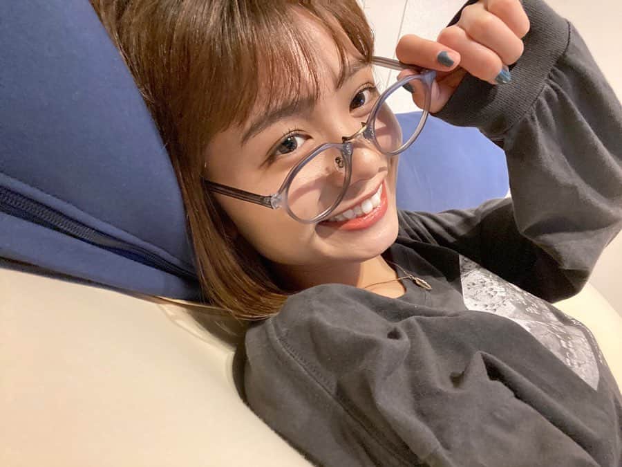 足立佳奈のインスタグラム：「一目惚れしてネットショッピングしためがね。👓💬 #ネイル剥がれとるのは気にしないでね笑」