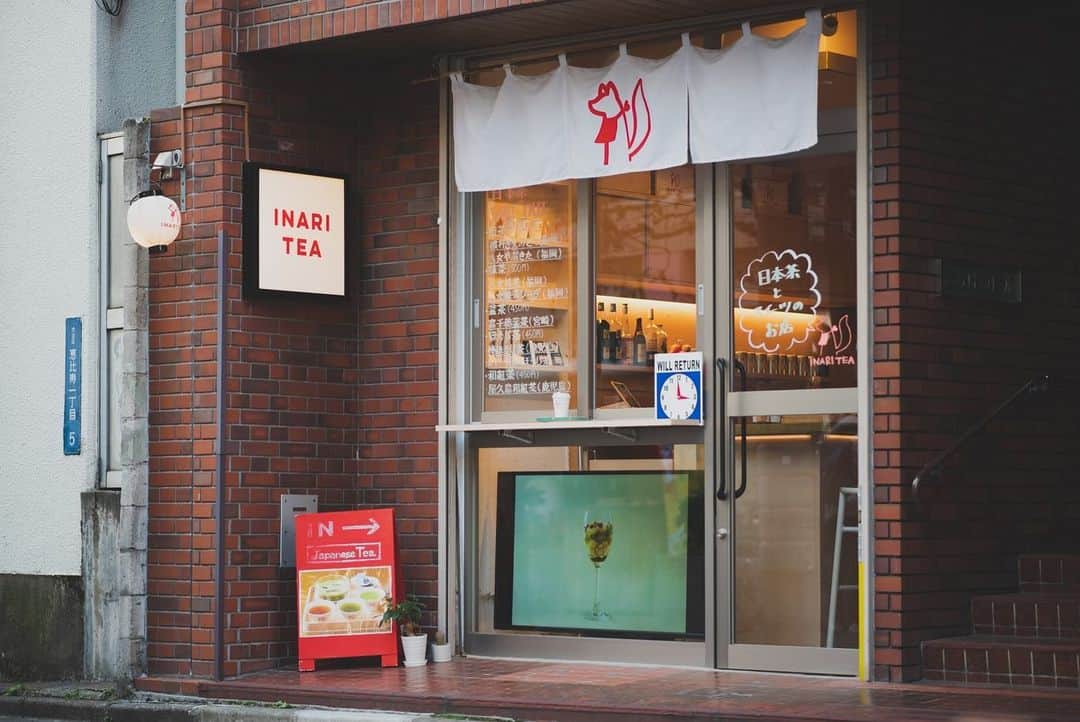 木村ミサさんのインスタグラム写真 - (木村ミサInstagram)「🦊🍵﻿ ﻿ クリエイティブなお茶体験できる INARI TEA🦊﻿ ﻿ つぎはどんなものがでてくるのかな…？と、﻿ 五感で楽しめる新感覚に﻿ 魅了されっぱなしでした。﻿ 最近ハマり中の和紅茶も…ふふふ﻿ ﻿ @hanako_magazine ﻿ hanako.tokyoで連載中です﻿ 是非ご覧下さい🍵﻿ ﻿ 連載も、気付けば1年経ちました。﻿ 淹れ方、温度、産地、、、﻿ 知れば知るほどお茶が深すぎて﻿ どっぷり茶沼にはまってます﻿ オタクだから﻿ 興味があることを語ることが好きなので﻿ 毎回記事を書くのが楽しくて﻿ あっというまな1年🍵﻿ これからも、みなさんの﻿ とっておきのお茶請けのような記事を書けるようにがんばります✐☡﻿ ﻿ ﻿ INARITEA、﻿ テイクアウトも可能なので﻿ ぜひおうち時間にも〜！﻿ ﻿ ﻿ ﻿ #greentea #tea #japanesetea #hanakomagazine #inaritea #ebisu #お茶 #日本茶 #日本茶専門店 #恵比寿 #恵比寿カフェ #和紅茶 #スイーツ」5月1日 20時29分 - misaxmas