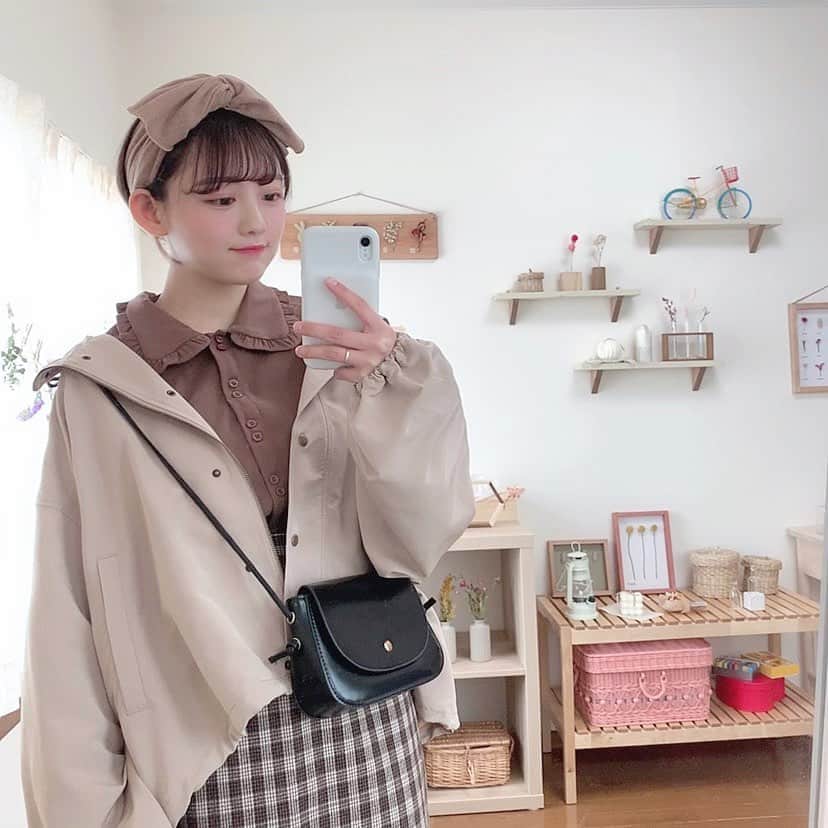 のインスタグラム：「ㅤ 動画もあるよう！！ ㅤ TikTokに載せたやーつ📮🌼 ㅤ 明日はとうとうルームツアーしやす✌🏻 ㅤ #デートコーデ #春コーデ #低身長コーデ #ガーリーコーデ #マウンテンパーカー #ボブアレンジ #ボブヘアアレンジ #tiktok #tiktokjapan #インテリア #ドライフラワーのある暮らし」