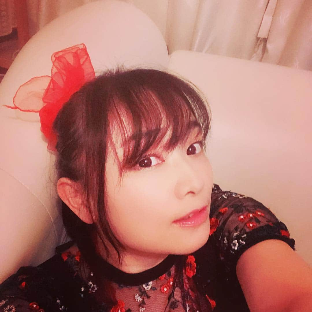 今井麻美のインスタグラム：「今日のYouTubeの動画は 原由実ちゃんからのリクエストに おこたえしました。 が 急がないと編集が！！！！ ボリューミーなのでドキドキです⭐️ えへへ #今井麻美 #原由実 #紅蓮華」