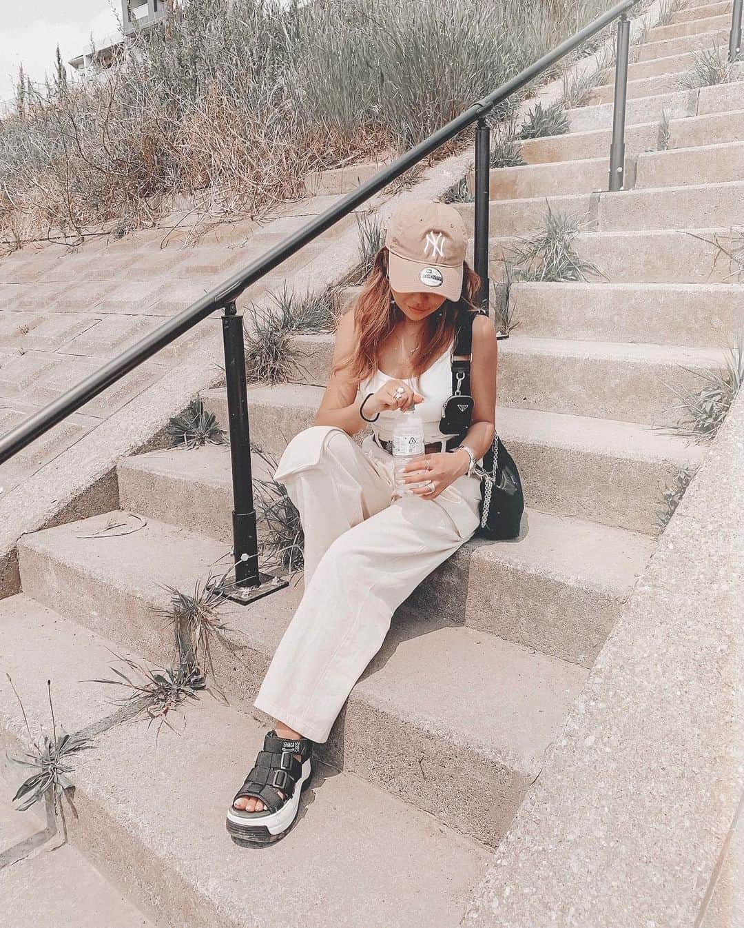 ✷kana✷のインスタグラム：「🌼🍹🌈✨ . . 太陽浴びたくてちょい長めのお散歩に🚶‍♀️ ちなみにこのキャミも GUのバックオープン✌🏽 いいかんじのラテ肌をキープしてたいの だけど引きこもりでだいぶ白いよ〜 . . #coordinate」