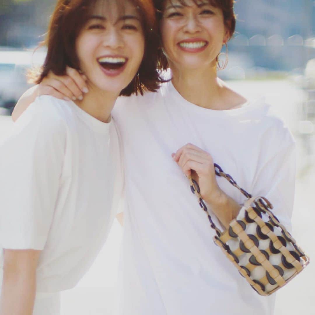畑野ひろ子のインスタグラム：「@story_love40  6.7月合併号の白T撮影。 もう、かなり前の撮影ですが、最近の事のように思い出せる最高にテンションが上がったカットです😆 その日、ロケバスの廣瀬くんも白T CD😁だったので3人でパシャリ📷」