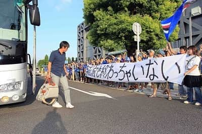 太田康介さんのインスタグラム写真 - (太田康介Instagram)「第四回  ここからはプロサッカー選手として生活する事になります。振り返ってるともう感謝の思いしかない事気付きます。  もはや感謝を表すための投稿になってる事をお許しください。  FC町田ゼルビア。４年間過ごさせてもらいました。相馬さん、ポポさん、オジーさん、秋田さん、楠瀬さん。5人の監督にお世話になりました。  一年目の出来事、Ｊリーグ昇格を目指し頑張っていて順位も昇格順位につけていた夏の終わり。競技場の使用がＪリーグ基準を満たす事が出来ずにその年の昇格を断念。 かなりショッキングな出来事だったけど、その発表をした直後の天皇杯東京ヴェルディ戦、バス入りの時のサポーターが掲げてくれた 「まだ何も終わっちゃいない」  これには痺れましたね。こんなにもサポーターにパワーを貰えたことは本当に思い出として残っています。  そして２年目に昇格を果たします。12月4日アウェーでのアルテ高崎戦、ゼルビアのレジェンド酒井良の鬼の嗅覚の1点で勝利し、確定ではなかったけどほぼ昇格を手にした試合、人生の中でも上位に入る試合でした。  こうしてＪリーグ昇格を果たし、2012年、29歳にしてＪリーグのピッチに初めて立つことになります。Ｊリーグデビューは開幕戦の愛媛戦。Ｊリーグ初ゴールは９月2日の岡山戦。その年は4ゴール決め、全部ヘディングでした。  残念ながらその年、J2最下位となり再びJFLへ降格という。 そしてその翌年キャプテンを任されたけど昇格を逃す。  正直ここには書ききれないほどの思い出と経験をこの４年間でしました。沢山の熱いファン、サポーター、スポンサーの方々に応援してもらい、ゼルビア、そして町田という街のために、人生をかけて戦いました。 プロサッカー選手としてスタートさせてもらい、沢山の仲間に出会わせてくれ、子供の頃からの夢であったＪリーガーにさせてくれたFC町田ゼルビア。練習参加で下川社長と竹中コーチが拾ってくれなかったらＪリーグでプレーする事はなかったはず。  そして違うチームに行っても狂犬倶楽部として自分を応援してくれる皆さんにも本当に感謝です。  本当にありがとうございます。  ポポヴィッチ監督がまた指揮を執るFC町田ゼルビア、めちゃくちゃ楽しみだしめちゃくちゃ応援しています。  また聞きたいなー！  ブラボー！！！ 酒井良も大前も生きてるかな。笑  あと1枚目の写真はお世話になってるsvolmeのスパイクを履いてsvolme看板の前でアピール出来た最高の写真です。笑  #中島サッカー少年団 #ロクFC #浦和東高校 #中央大学学友会サッカー部  #さいたまSC #ザスパ草津チャレンジャーズ #横河武蔵野FC #FC町田ゼルビア #ツエーゲン金沢 #FC今治 #ラインメール青森 #svolme」5月1日 20時42分 - kosukeota.7