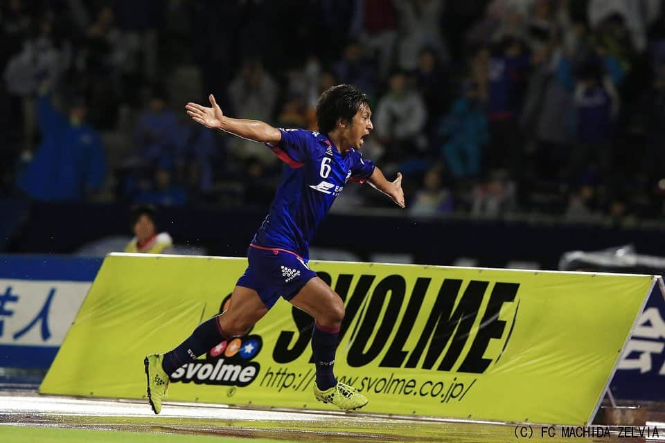 太田康介さんのインスタグラム写真 - (太田康介Instagram)「第四回  ここからはプロサッカー選手として生活する事になります。振り返ってるともう感謝の思いしかない事気付きます。  もはや感謝を表すための投稿になってる事をお許しください。  FC町田ゼルビア。４年間過ごさせてもらいました。相馬さん、ポポさん、オジーさん、秋田さん、楠瀬さん。5人の監督にお世話になりました。  一年目の出来事、Ｊリーグ昇格を目指し頑張っていて順位も昇格順位につけていた夏の終わり。競技場の使用がＪリーグ基準を満たす事が出来ずにその年の昇格を断念。 かなりショッキングな出来事だったけど、その発表をした直後の天皇杯東京ヴェルディ戦、バス入りの時のサポーターが掲げてくれた 「まだ何も終わっちゃいない」  これには痺れましたね。こんなにもサポーターにパワーを貰えたことは本当に思い出として残っています。  そして２年目に昇格を果たします。12月4日アウェーでのアルテ高崎戦、ゼルビアのレジェンド酒井良の鬼の嗅覚の1点で勝利し、確定ではなかったけどほぼ昇格を手にした試合、人生の中でも上位に入る試合でした。  こうしてＪリーグ昇格を果たし、2012年、29歳にしてＪリーグのピッチに初めて立つことになります。Ｊリーグデビューは開幕戦の愛媛戦。Ｊリーグ初ゴールは９月2日の岡山戦。その年は4ゴール決め、全部ヘディングでした。  残念ながらその年、J2最下位となり再びJFLへ降格という。 そしてその翌年キャプテンを任されたけど昇格を逃す。  正直ここには書ききれないほどの思い出と経験をこの４年間でしました。沢山の熱いファン、サポーター、スポンサーの方々に応援してもらい、ゼルビア、そして町田という街のために、人生をかけて戦いました。 プロサッカー選手としてスタートさせてもらい、沢山の仲間に出会わせてくれ、子供の頃からの夢であったＪリーガーにさせてくれたFC町田ゼルビア。練習参加で下川社長と竹中コーチが拾ってくれなかったらＪリーグでプレーする事はなかったはず。  そして違うチームに行っても狂犬倶楽部として自分を応援してくれる皆さんにも本当に感謝です。  本当にありがとうございます。  ポポヴィッチ監督がまた指揮を執るFC町田ゼルビア、めちゃくちゃ楽しみだしめちゃくちゃ応援しています。  また聞きたいなー！  ブラボー！！！ 酒井良も大前も生きてるかな。笑  あと1枚目の写真はお世話になってるsvolmeのスパイクを履いてsvolme看板の前でアピール出来た最高の写真です。笑  #中島サッカー少年団 #ロクFC #浦和東高校 #中央大学学友会サッカー部  #さいたまSC #ザスパ草津チャレンジャーズ #横河武蔵野FC #FC町田ゼルビア #ツエーゲン金沢 #FC今治 #ラインメール青森 #svolme」5月1日 20時42分 - kosukeota.7